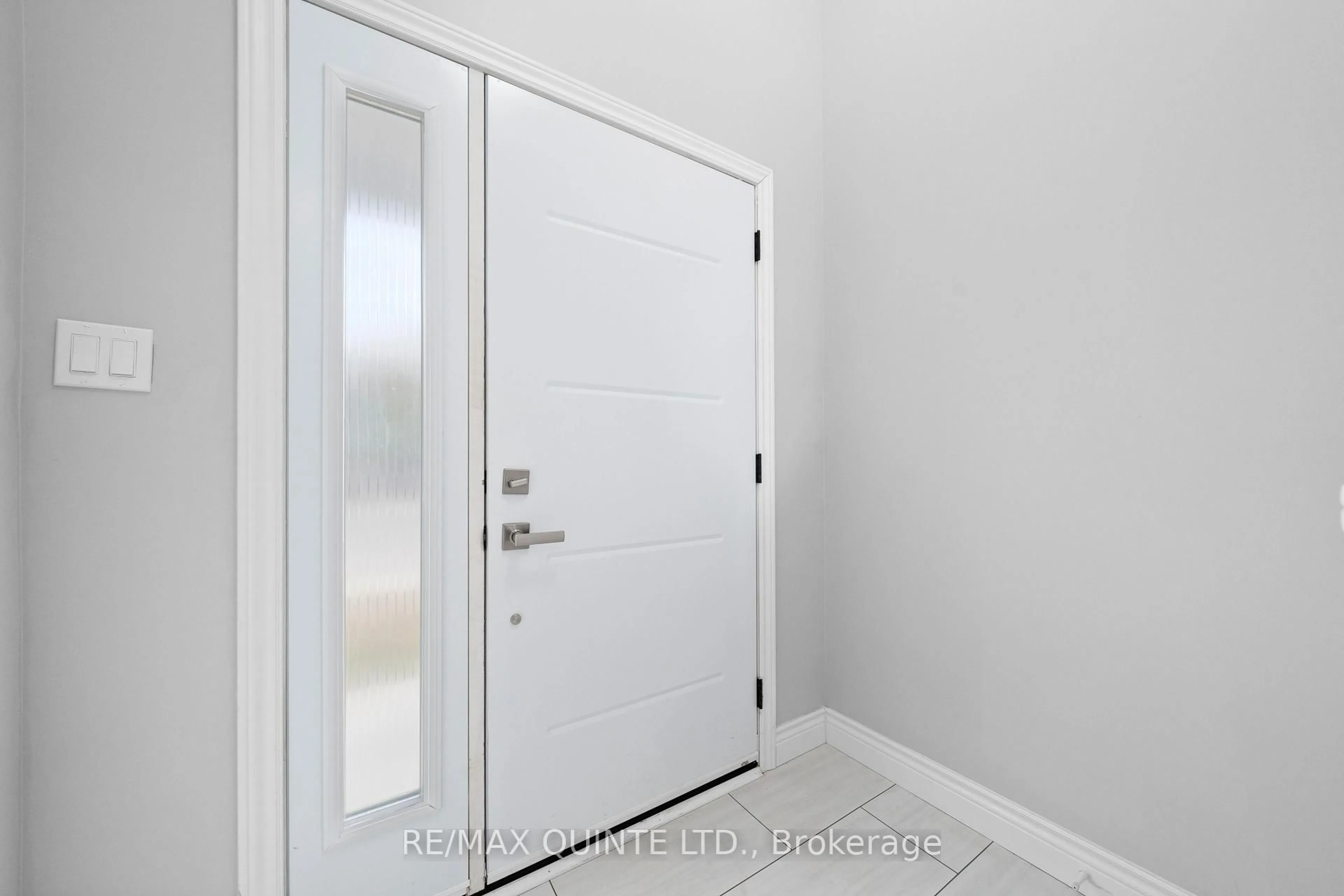 Indoor entryway for 120 STANLEY St, Belleville Ontario K8N 4A1