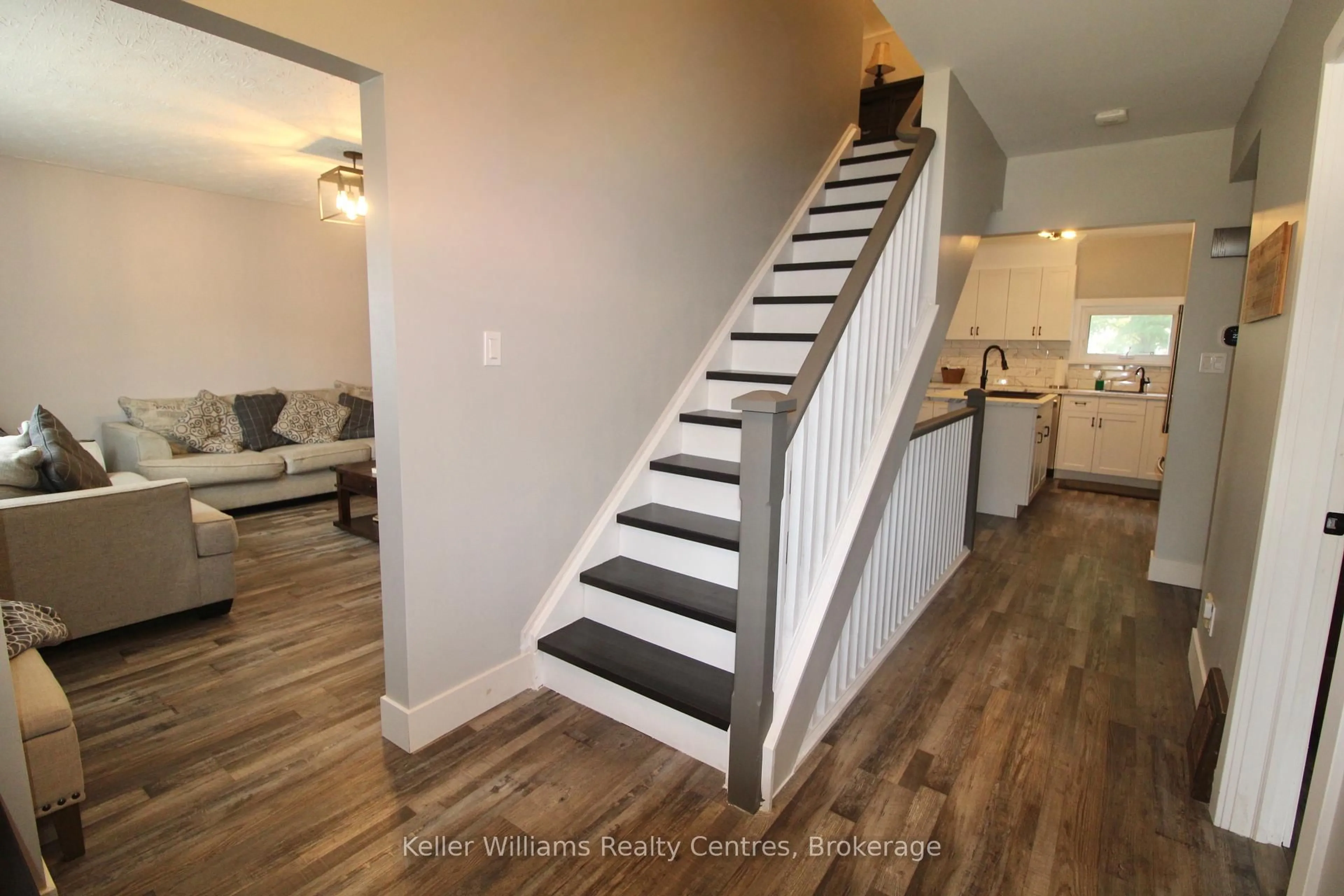Unknown for 445 13th St, Hanover Ontario N4N 1Y2