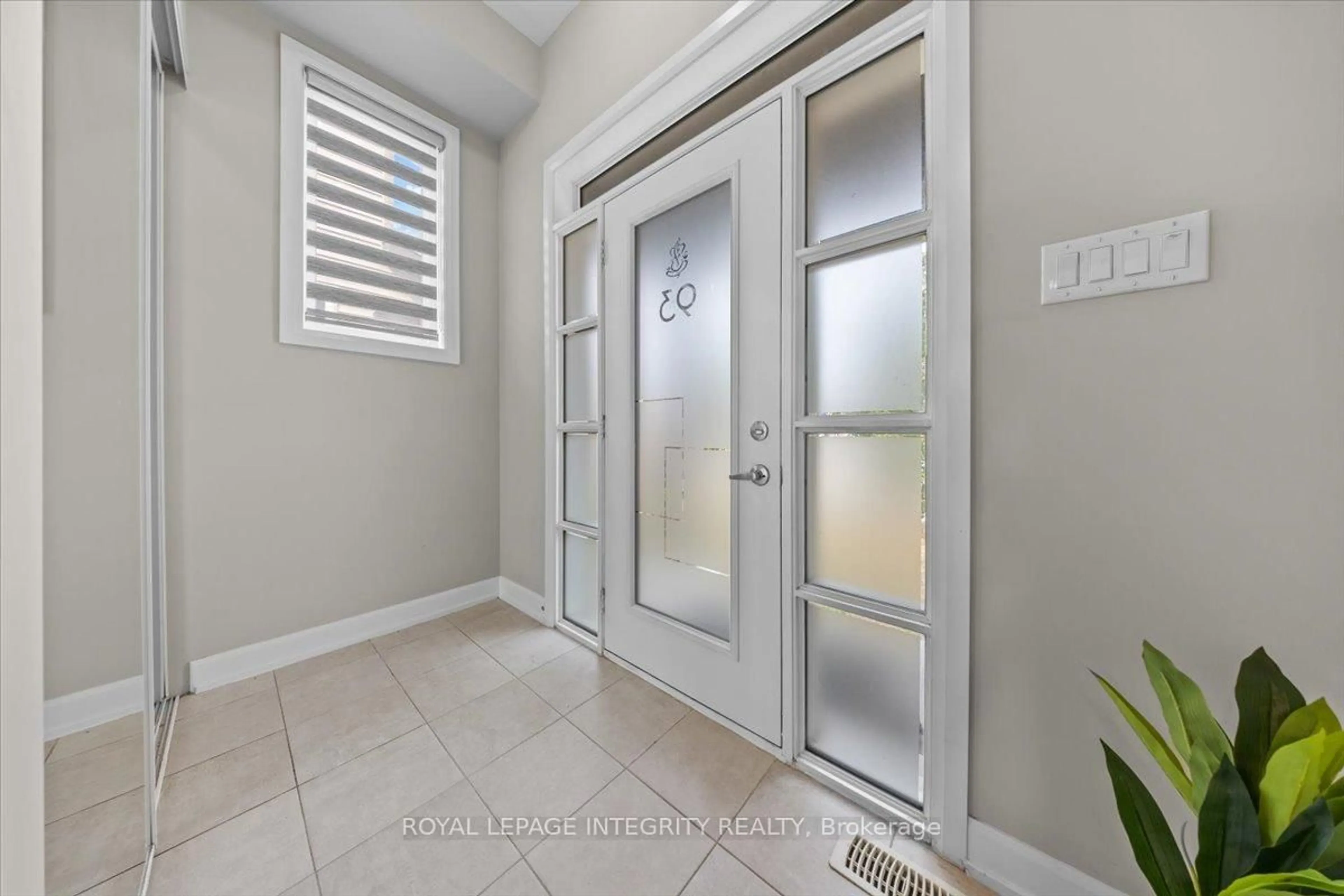 Indoor entryway for 93 Aura Ave, Ottawa Ontario K2J 6R8