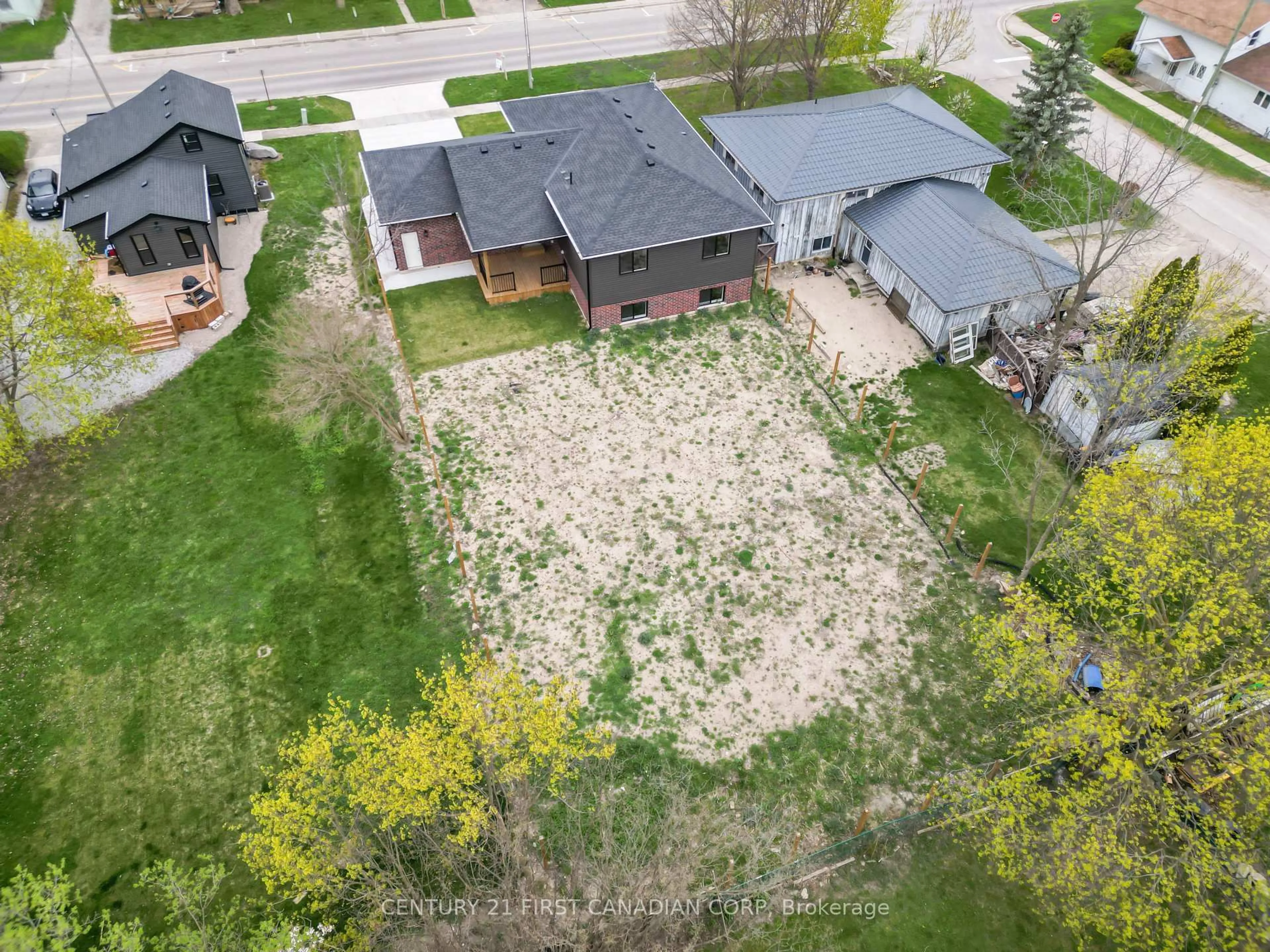 A pic from outside/outdoor area/front of a property/back of a property/a pic from drone, street for 134 King St, Lambton Shores Ontario N0M 2L0