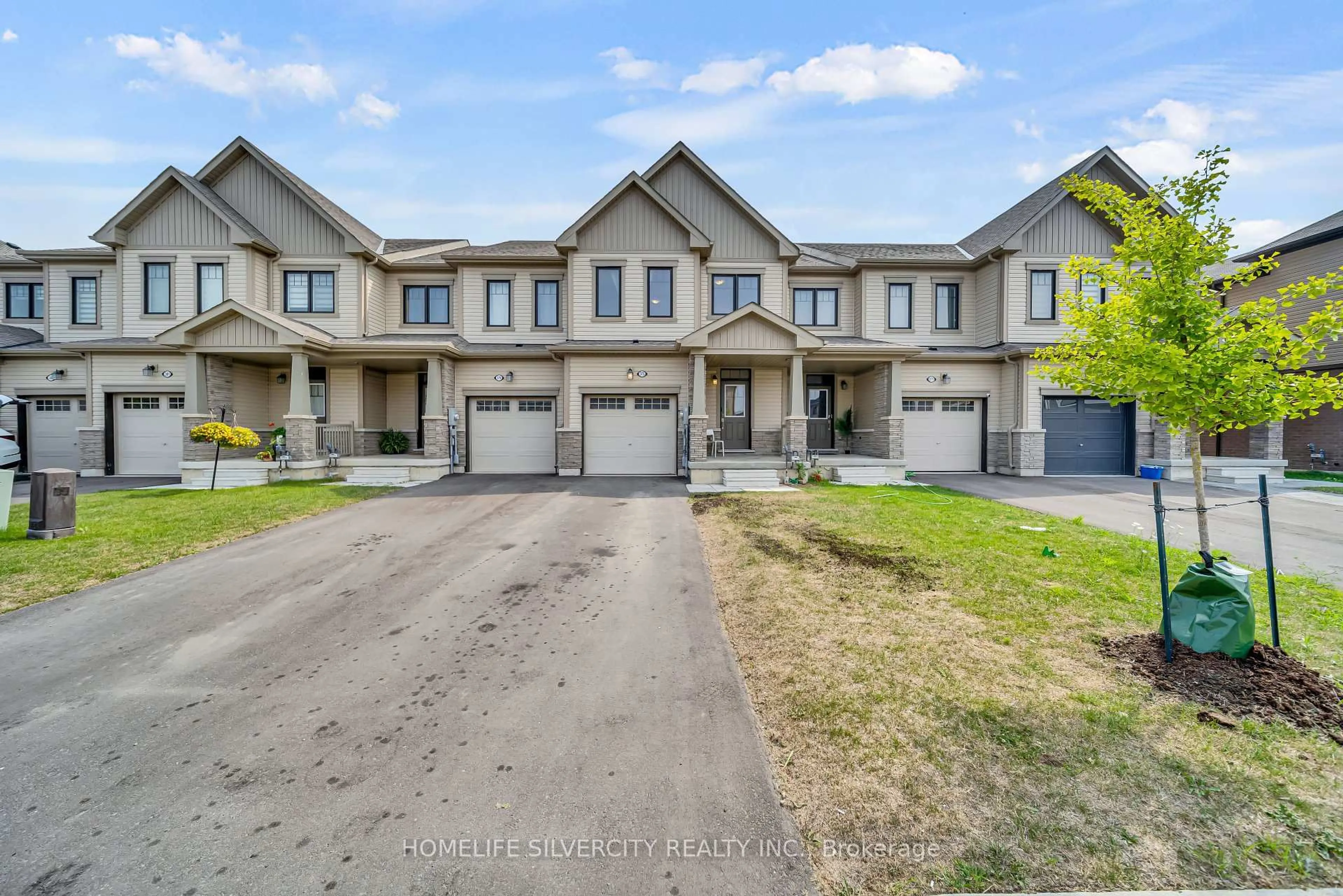 A pic from outside/outdoor area/front of a property/back of a property/a pic from drone, street for 375 Vanilla Tr, Thorold Ontario L2V 0K7