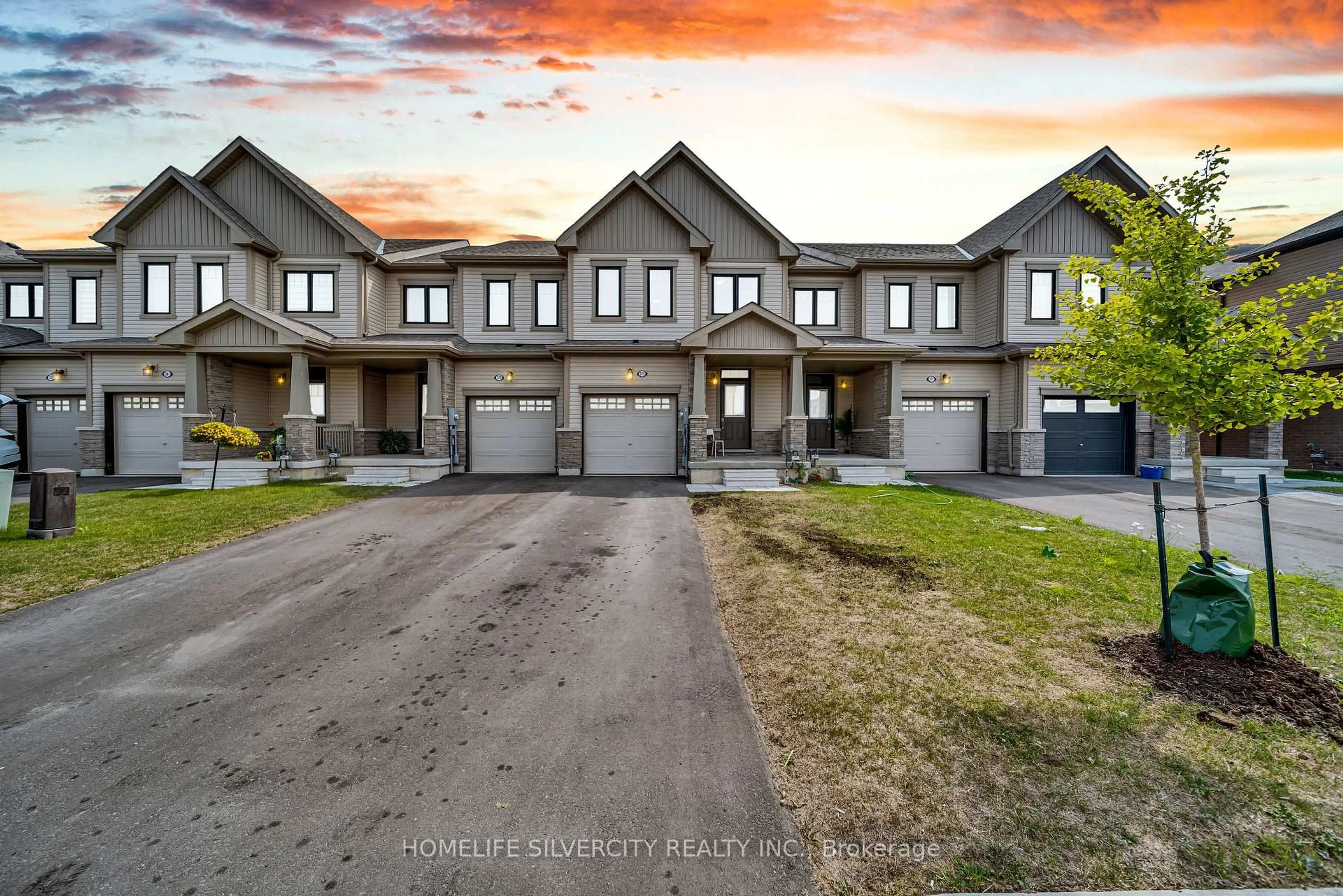 A pic from outside/outdoor area/front of a property/back of a property/a pic from drone, street for 375 Vanilla Tr, Thorold Ontario L2V 0K7