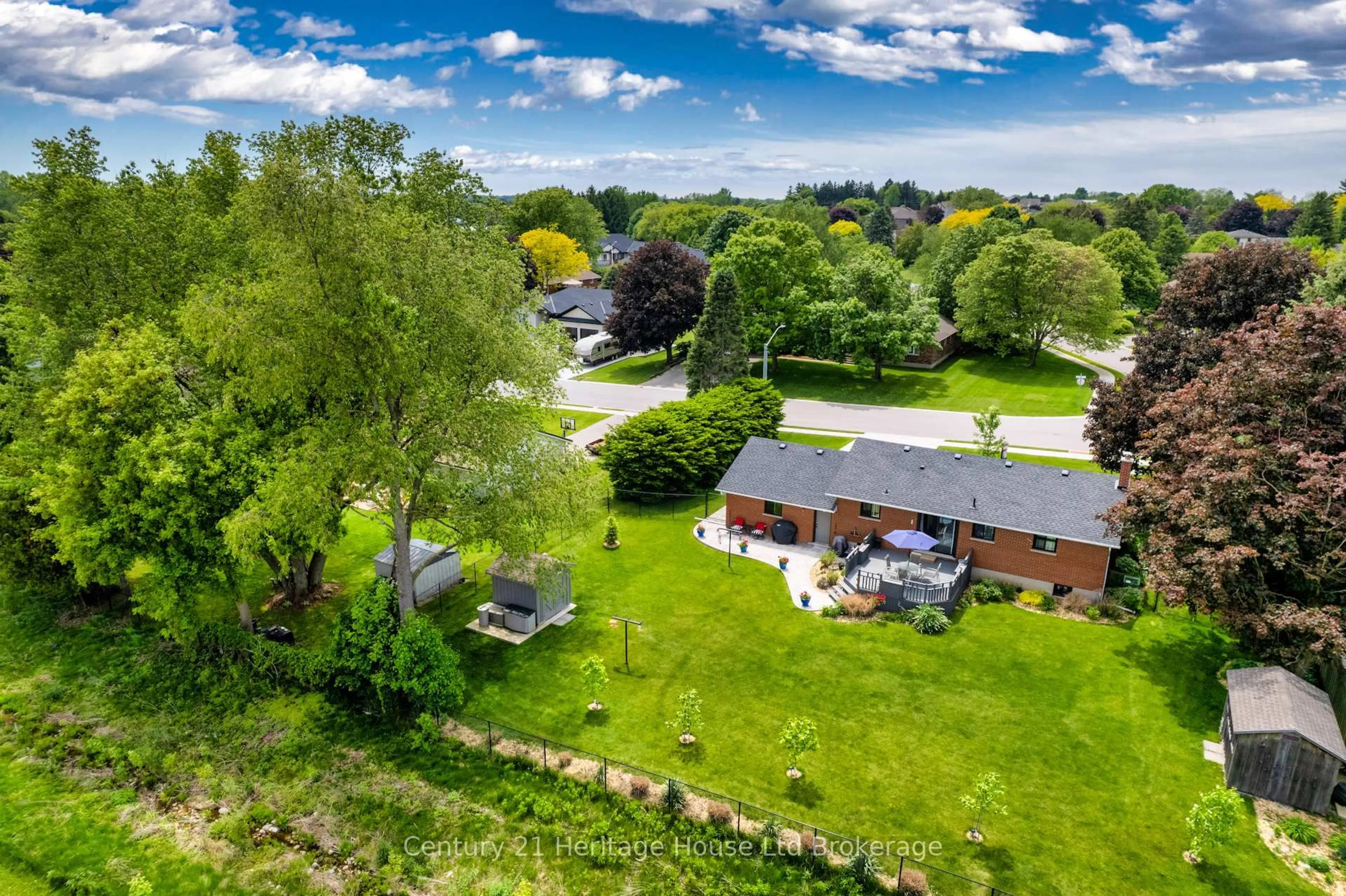 A pic from outside/outdoor area/front of a property/back of a property/a pic from drone, unknown for 35 Tanager Dr, Tillsonburg Ontario N4G 1B1