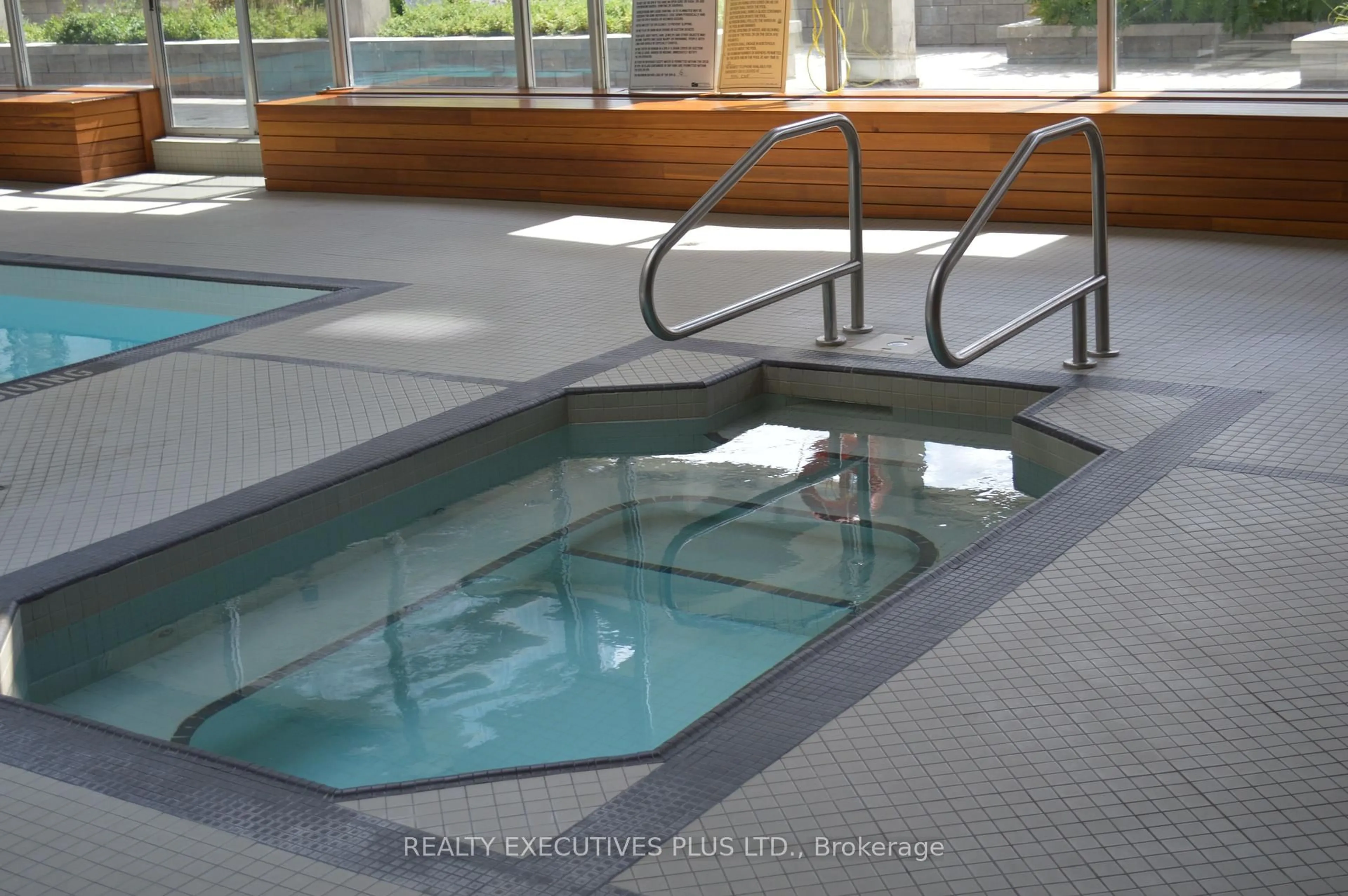 Pool for 530 Laurier Ave #403, Ottawa Ontario K1R 7T1