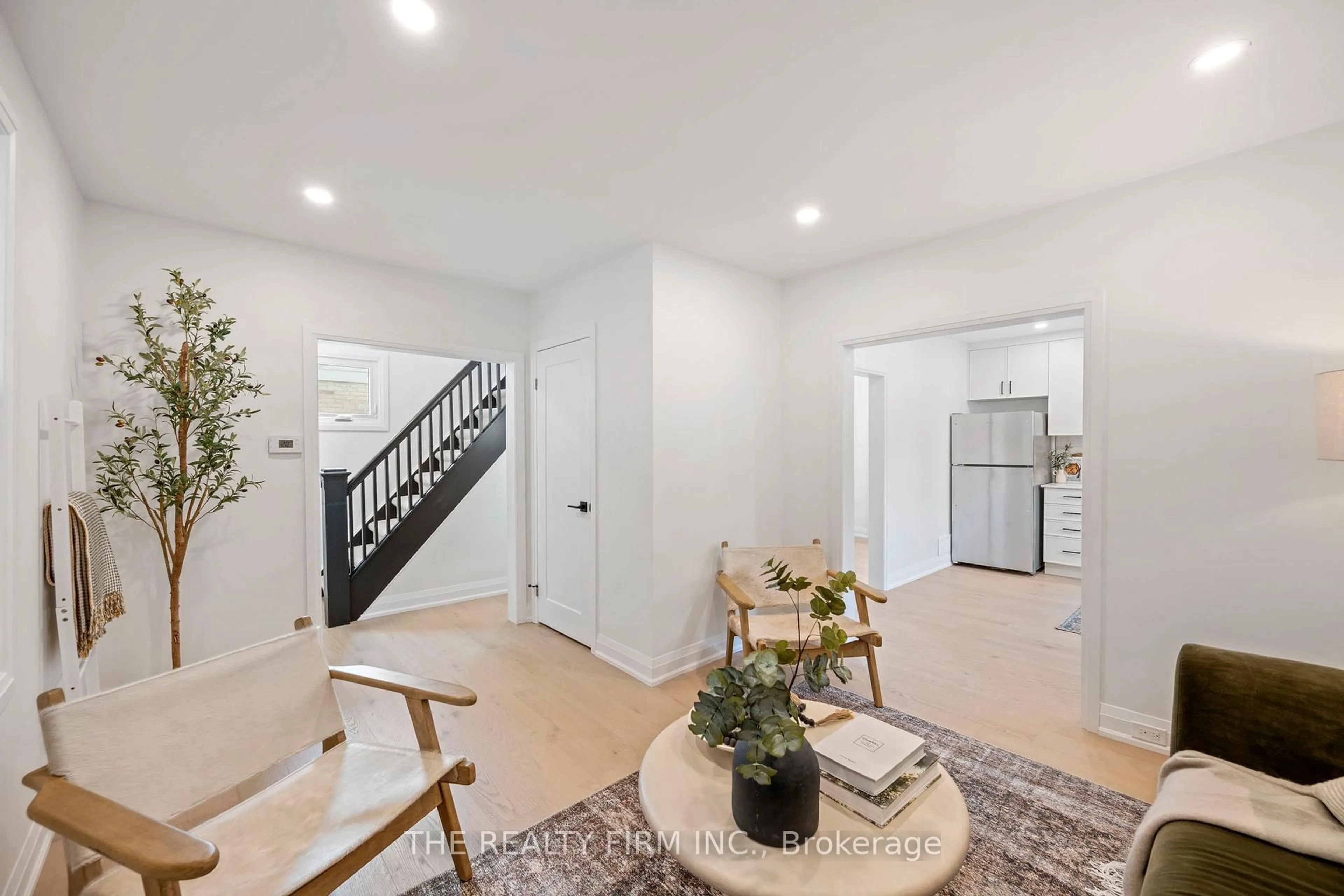 Indoor entryway for 5 Beechwood Pl, London South Ontario N6C 1H8