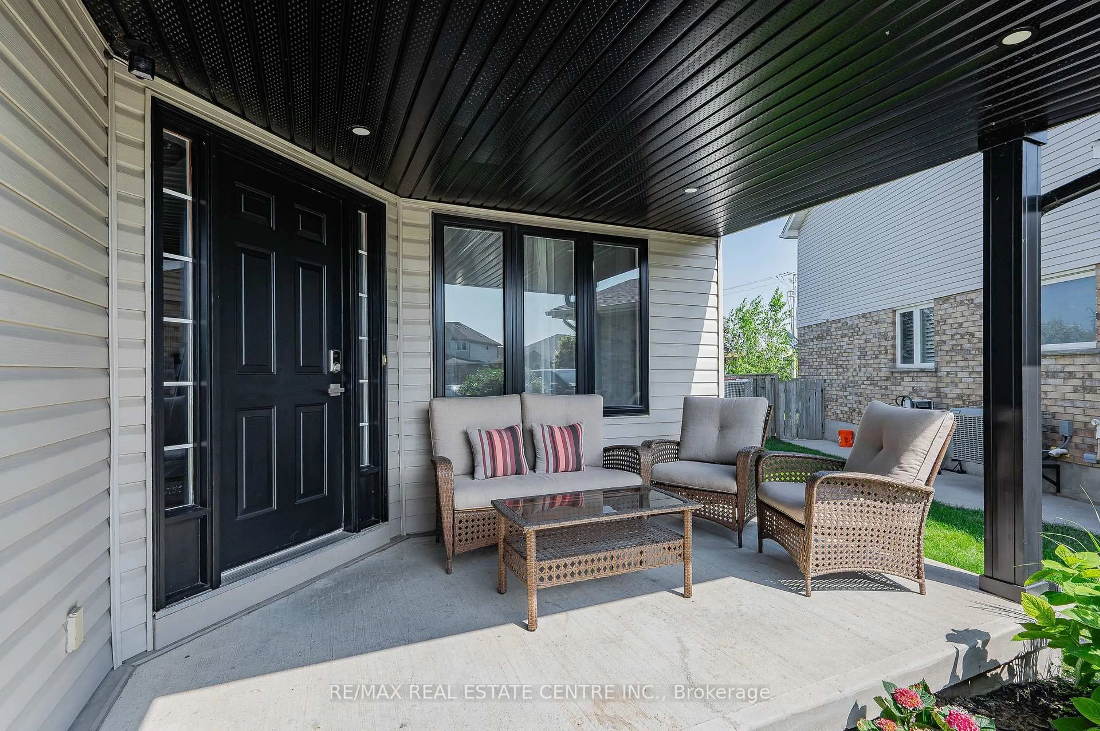 Patio, street for 173 Hawkins Dr, Cambridge Ontario N1T 2A4