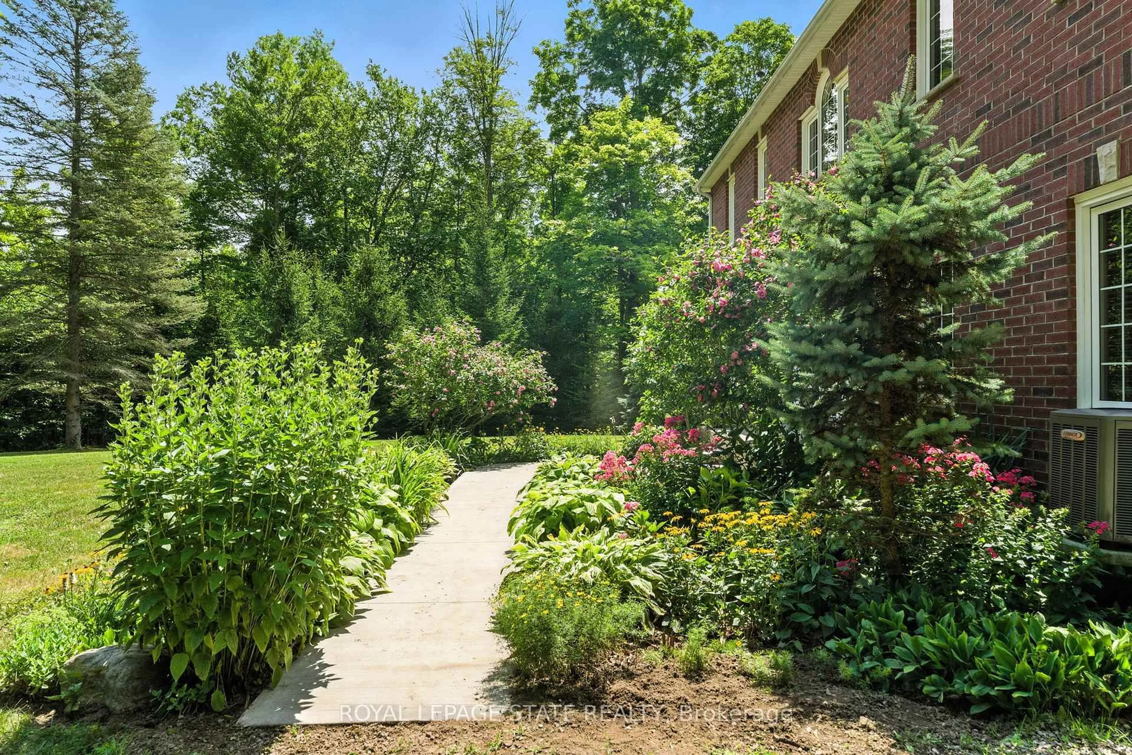 Patio, street for 718 Field Rd, Hamilton Ontario L0R 1T0