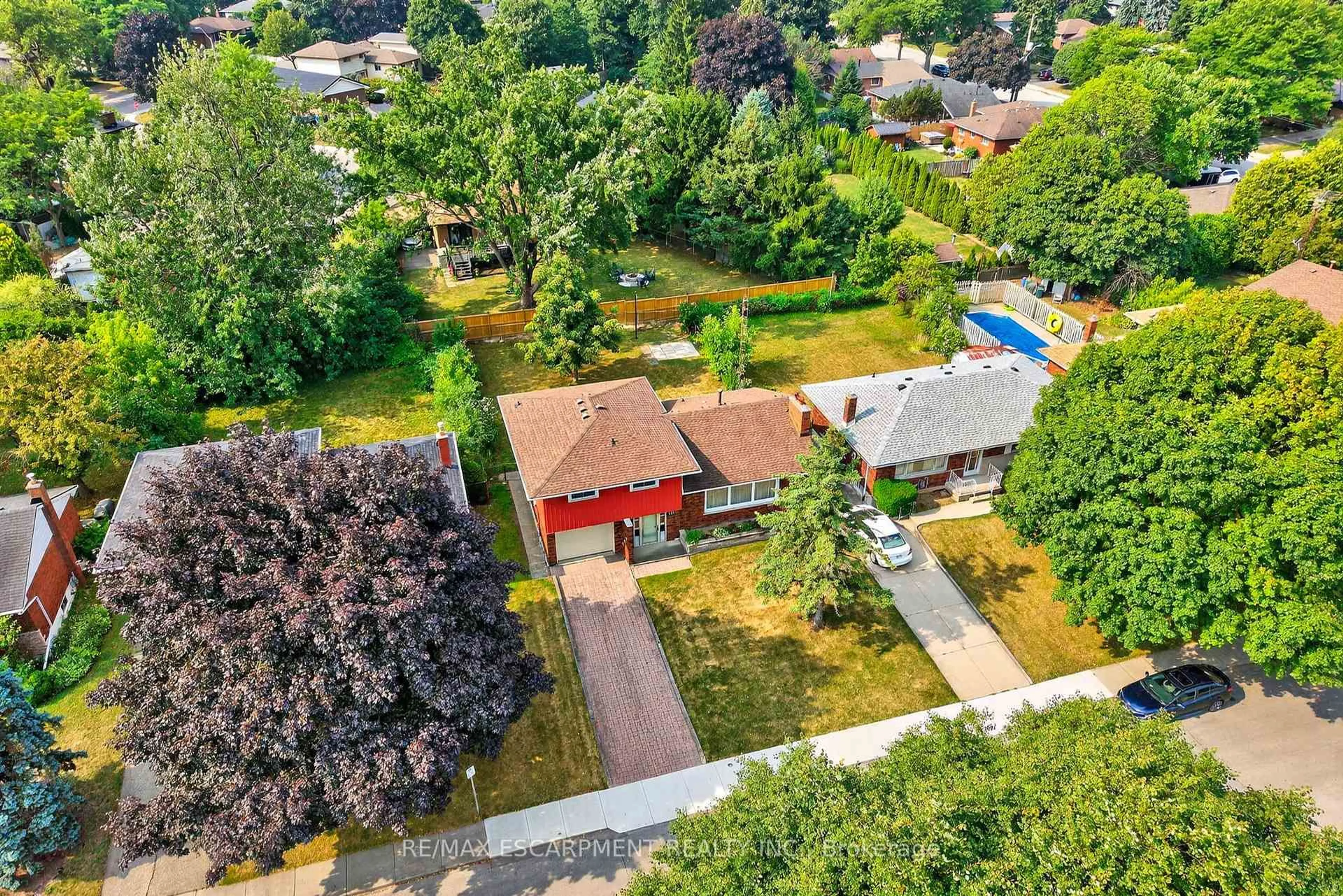 A pic from outside/outdoor area/front of a property/back of a property/a pic from drone, street for 171 Bendamere Ave, Hamilton Ontario L9C 1N6