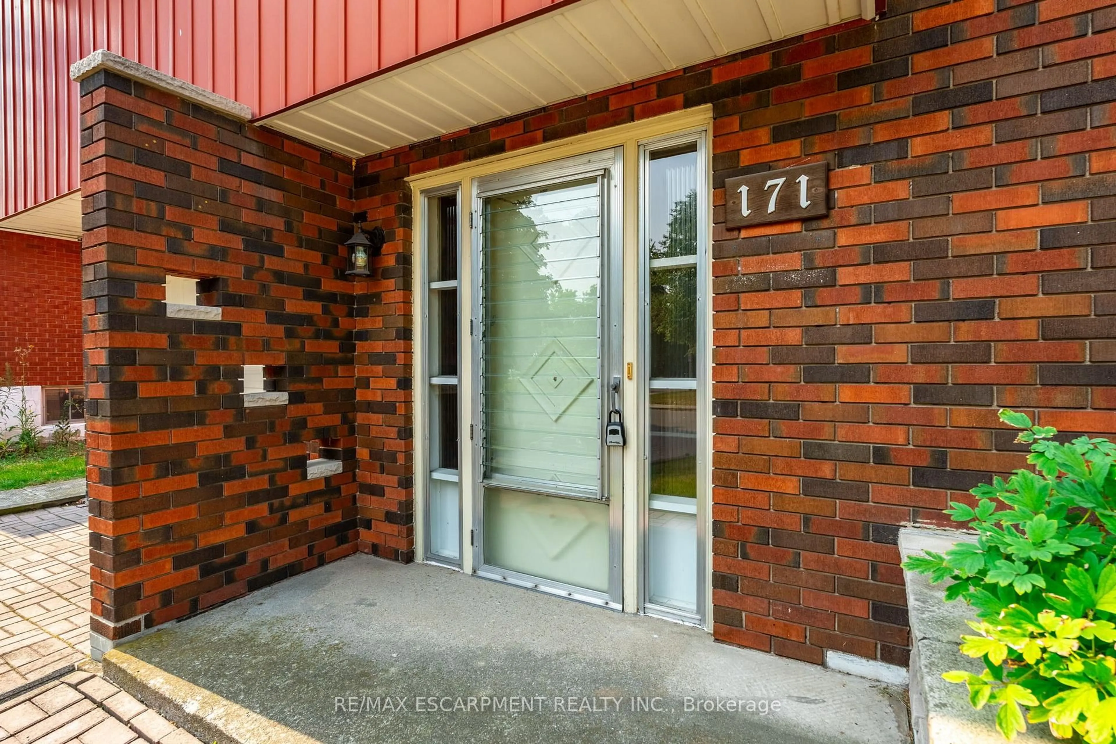 Indoor entryway for 171 Bendamere Ave, Hamilton Ontario L9C 1N6