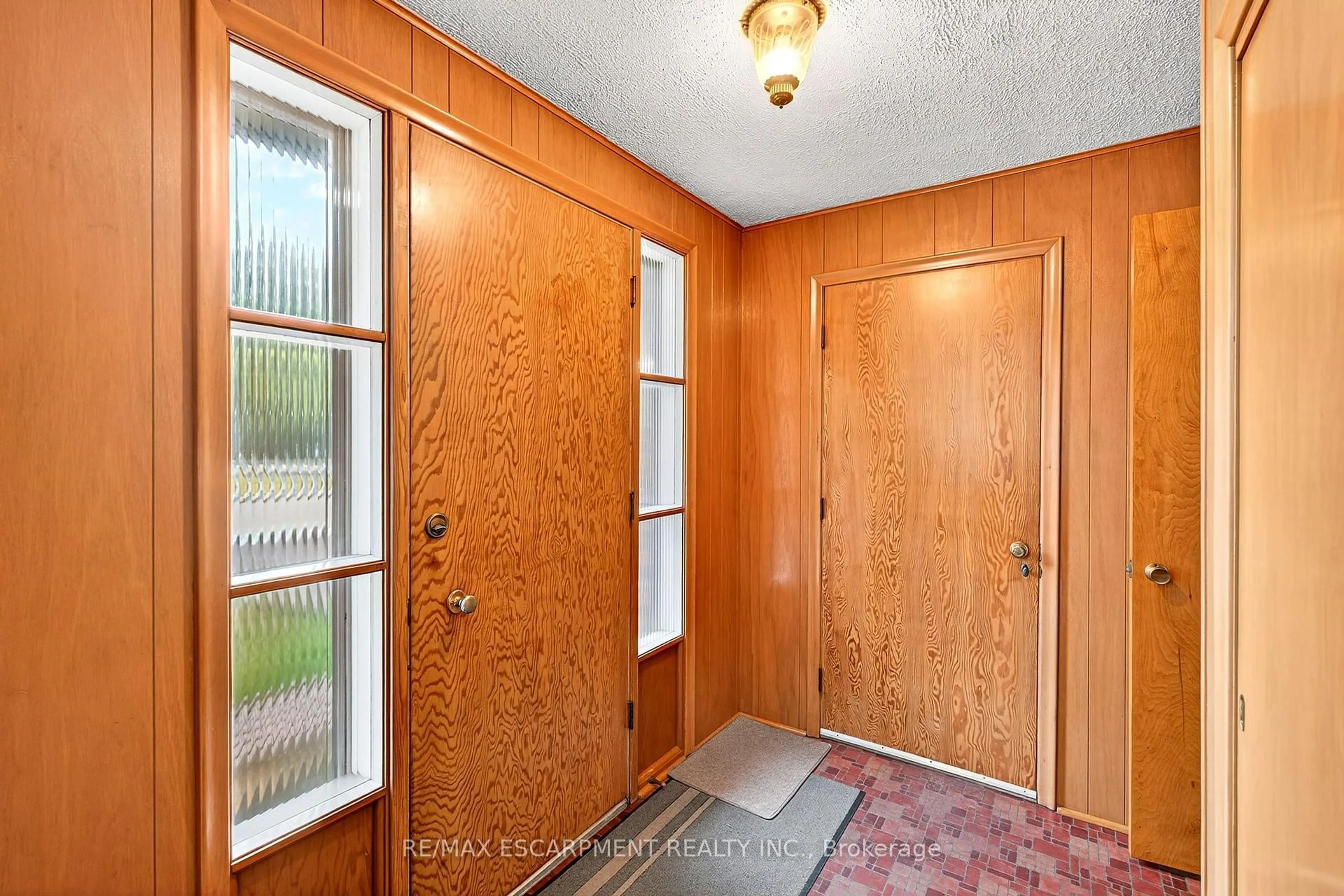 Indoor entryway for 171 Bendamere Ave, Hamilton Ontario L9C 1N6