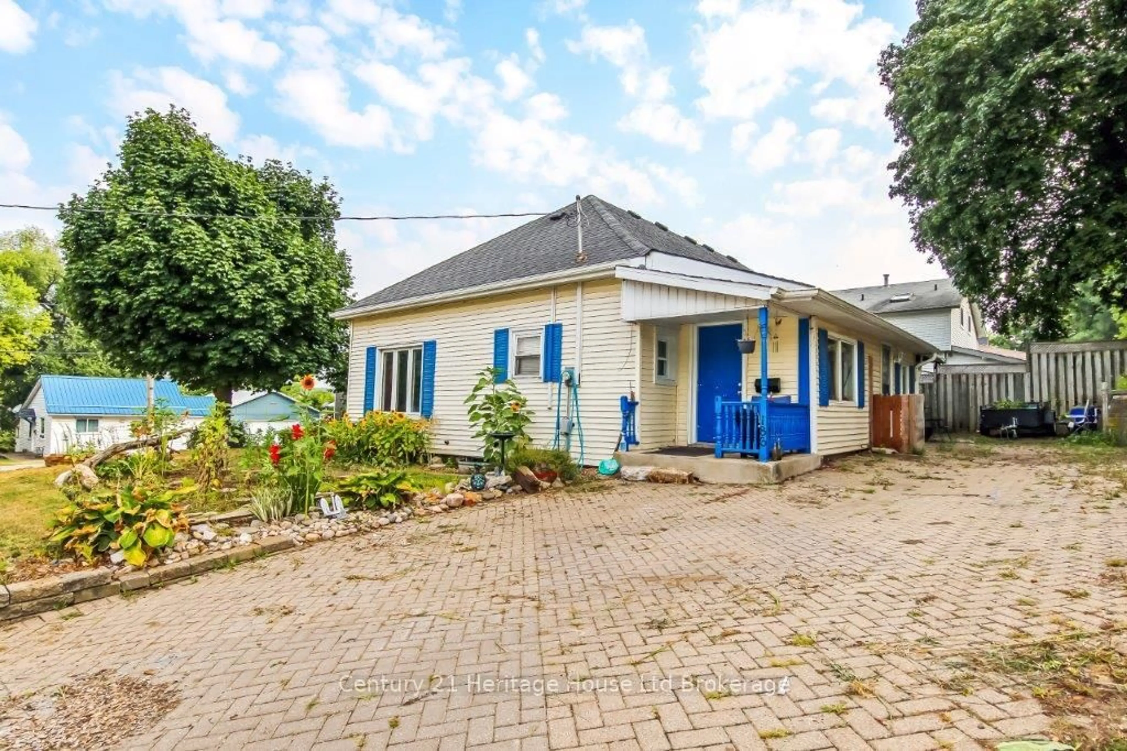 A pic from outside/outdoor area/front of a property/back of a property/a pic from drone, street for 186 Charles St, Ingersoll Ontario N5C 1K4