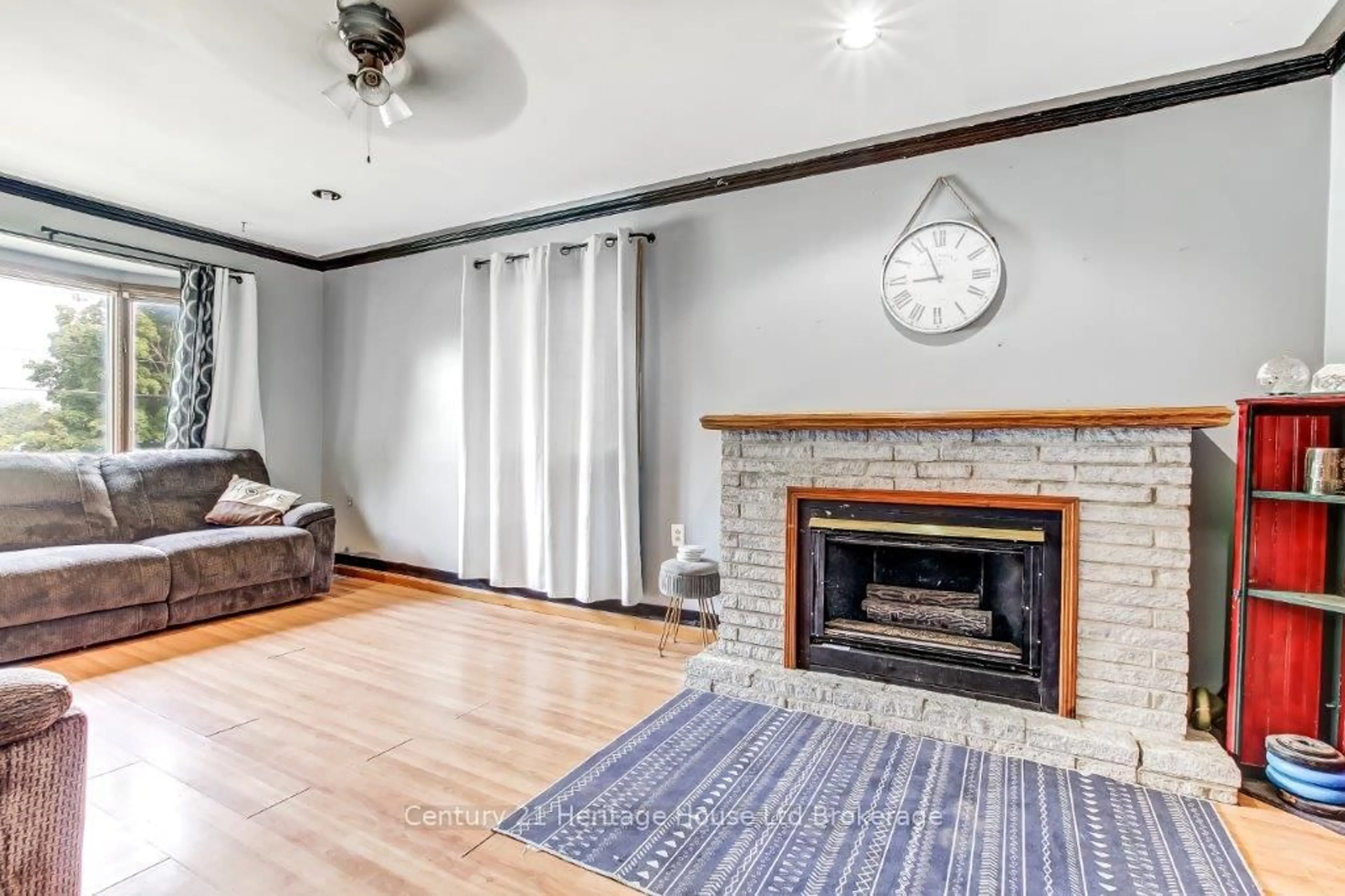 Living room with furniture, unknown for 186 Charles St, Ingersoll Ontario N5C 1K4