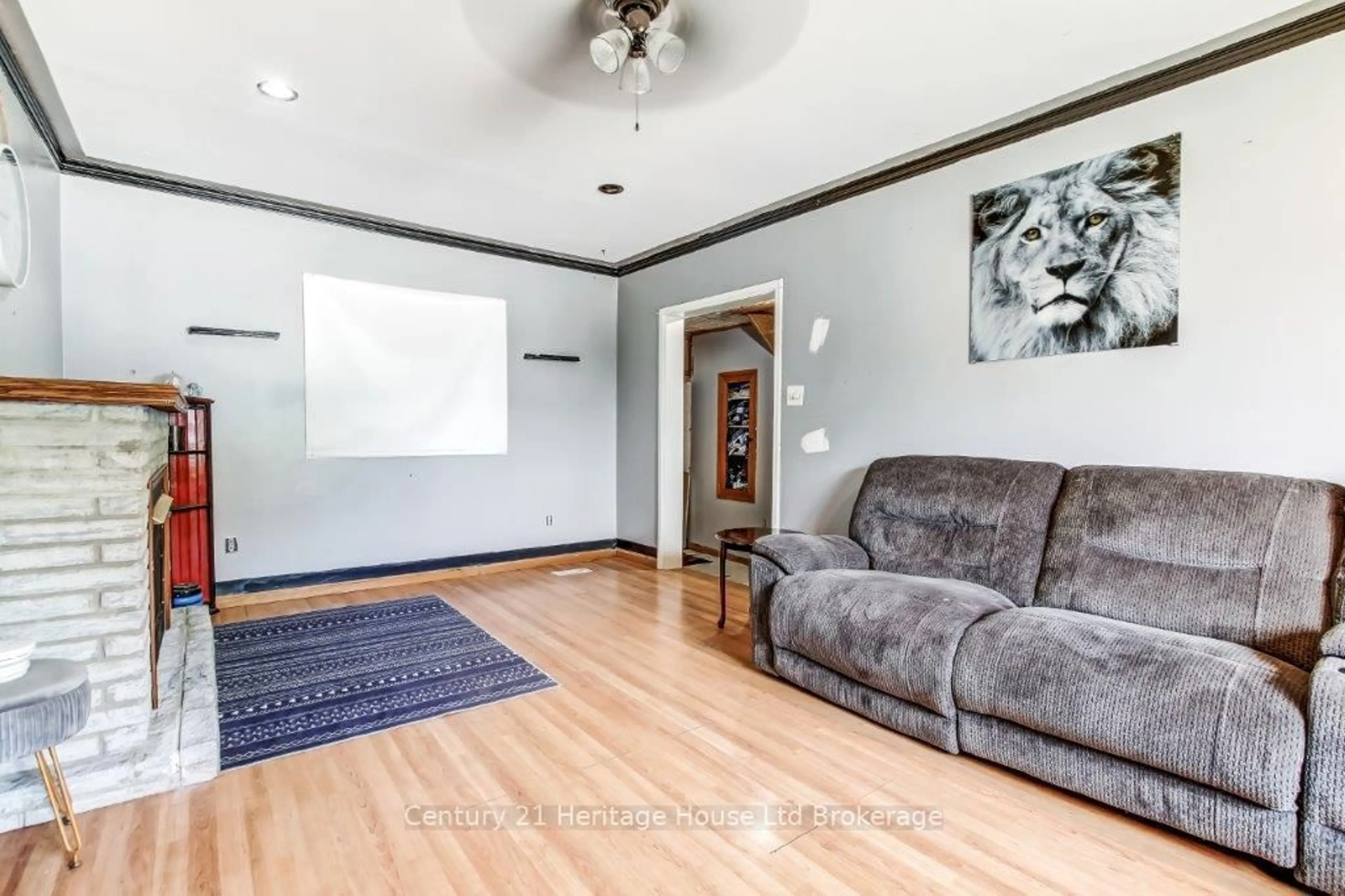 Living room with furniture, unknown for 186 Charles St, Ingersoll Ontario N5C 1K4