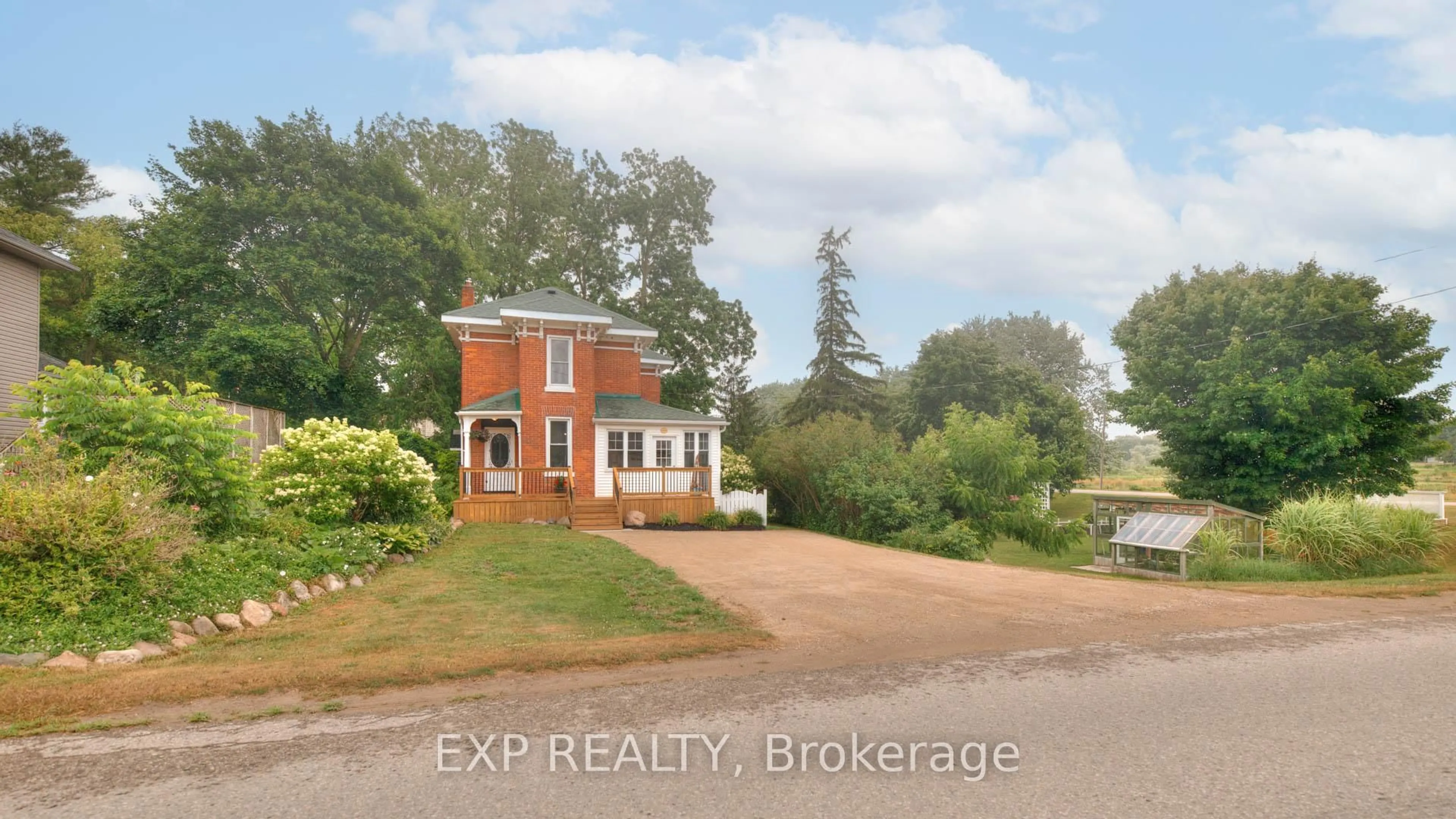 A pic from outside/outdoor area/front of a property/back of a property/a pic from drone, street for 2027 Victoria St, Howick Ontario N0G 1X0