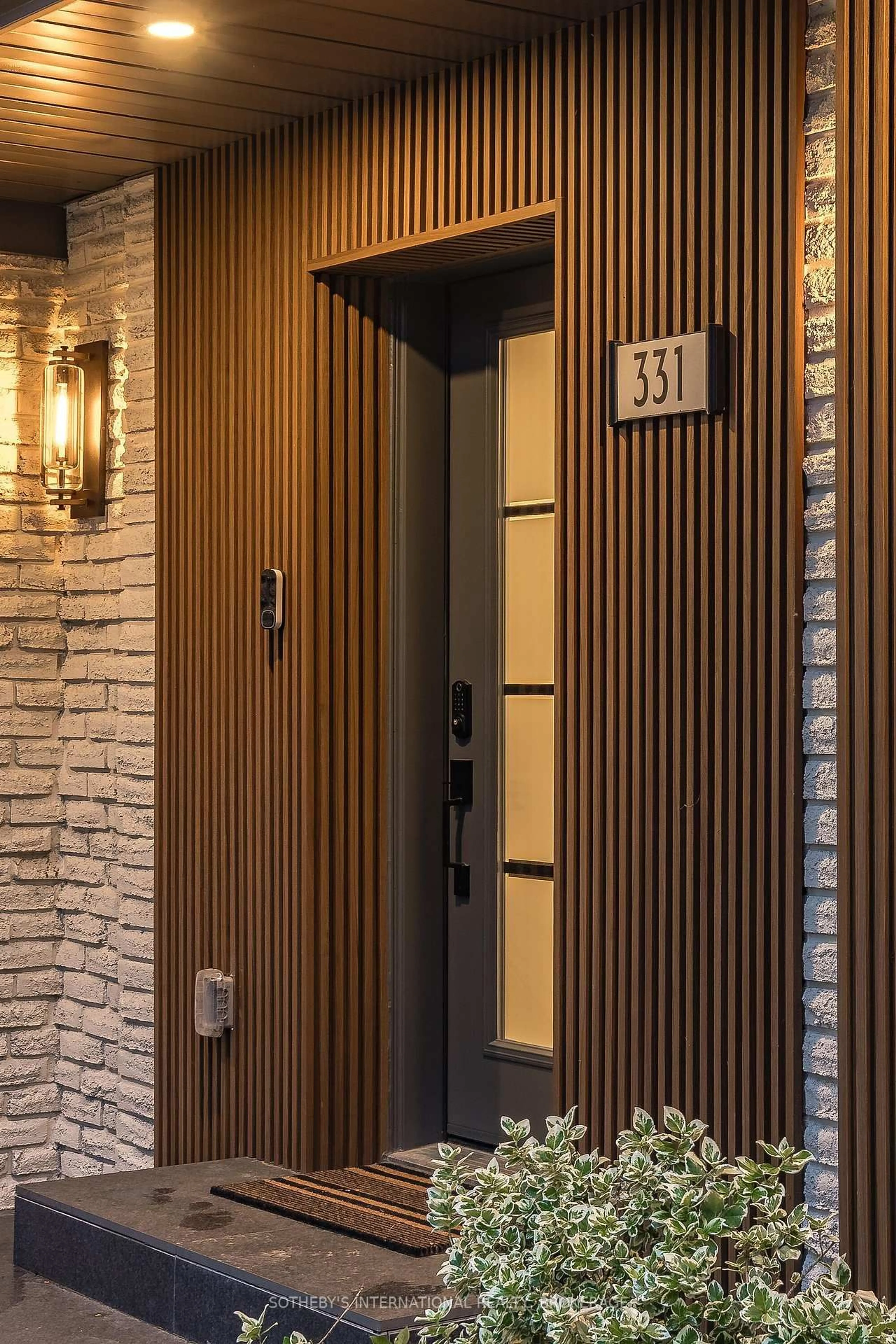 Indoor entryway for 331 Gage St, Niagara-on-the-Lake Ontario L0S 1J0