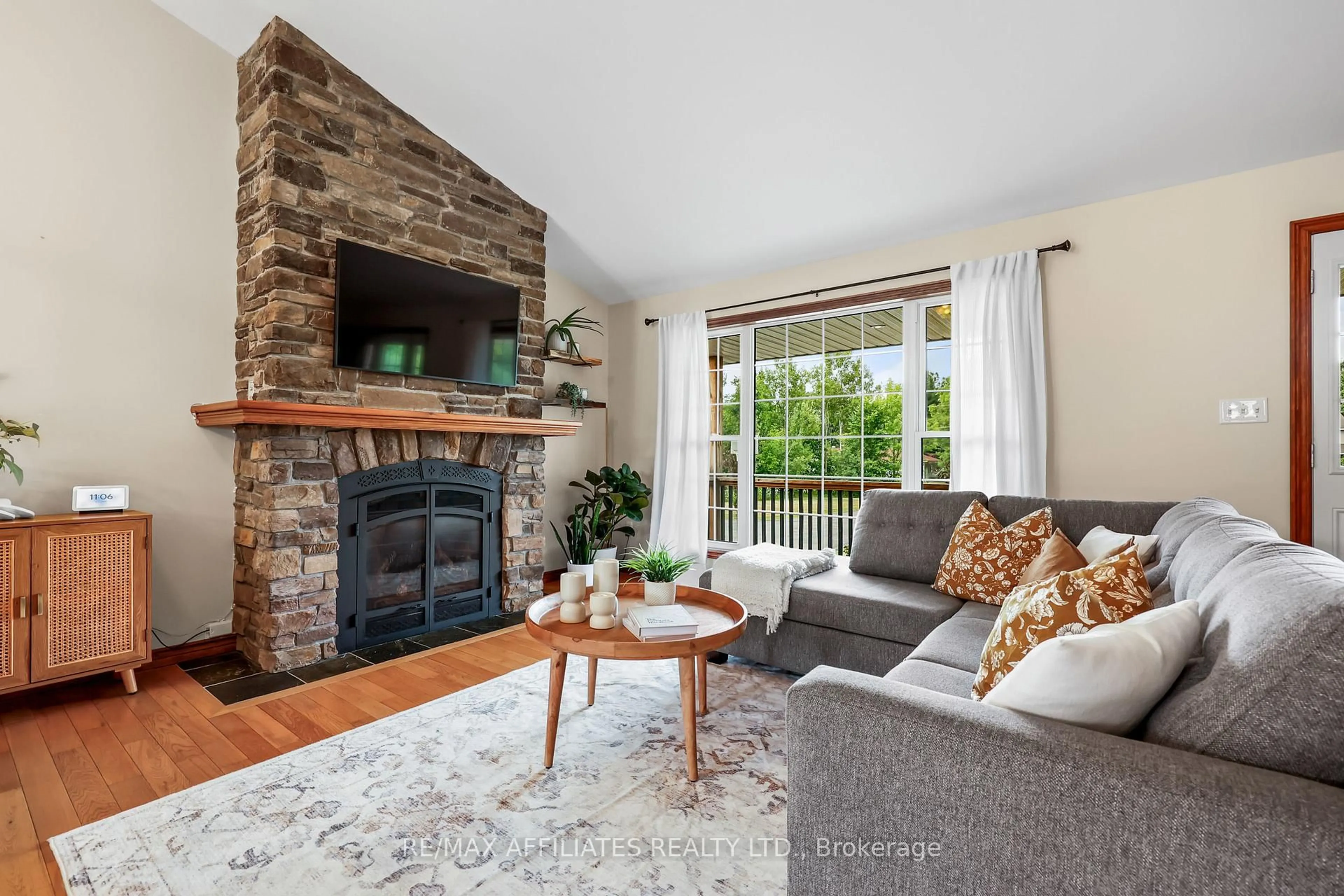 Living room with furniture, unknown for 21 Leeland Dr, Rideau Lakes Ontario K7A 4S5