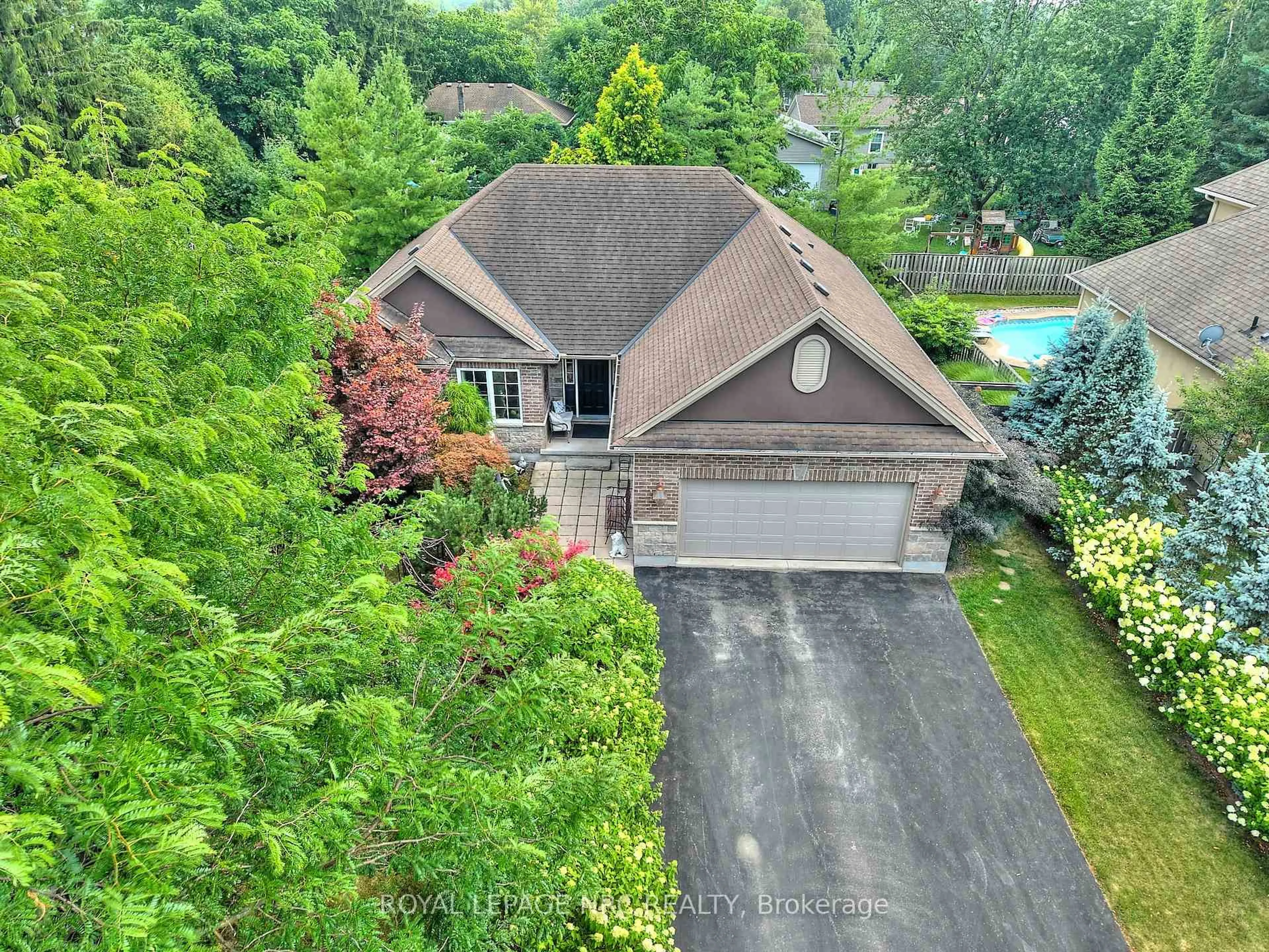 A pic from outside/outdoor area/front of a property/back of a property/a pic from drone, unknown for 18 Martha Crt, Pelham Ontario L0S 1C0