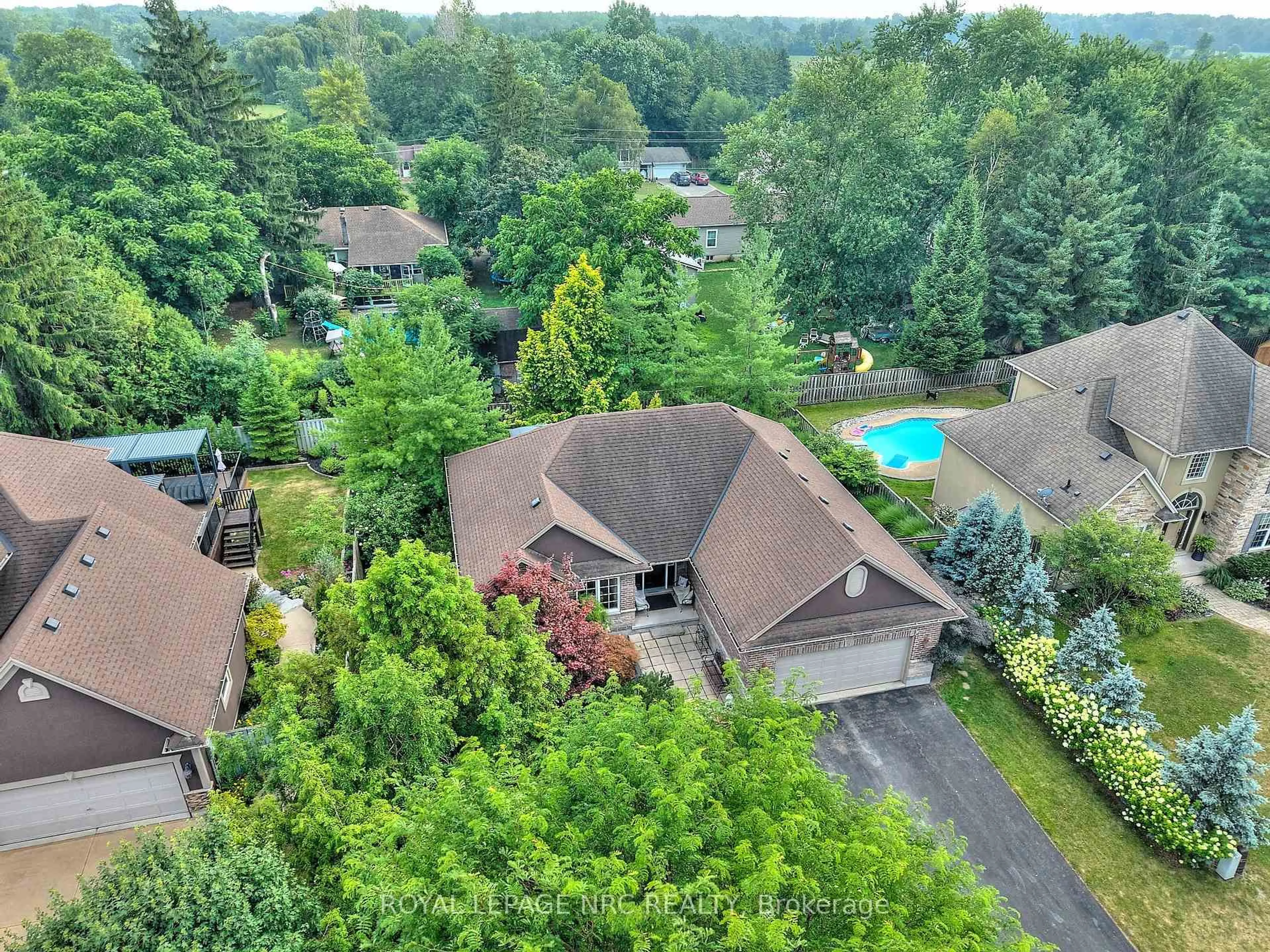 A pic from outside/outdoor area/front of a property/back of a property/a pic from drone, unknown for 18 Martha Crt, Pelham Ontario L0S 1C0