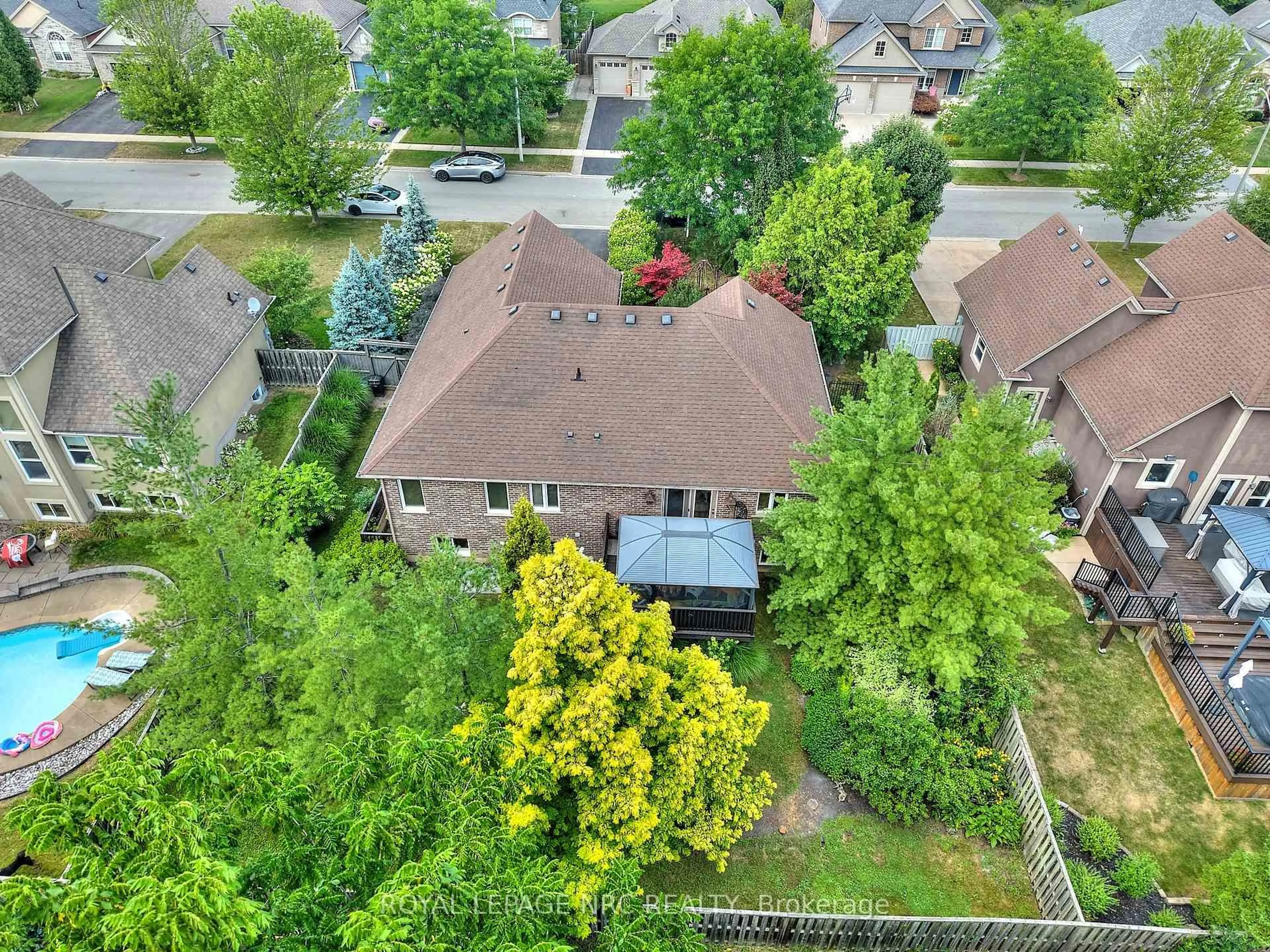 A pic from outside/outdoor area/front of a property/back of a property/a pic from drone, unknown for 18 Martha Crt, Pelham Ontario L0S 1C0