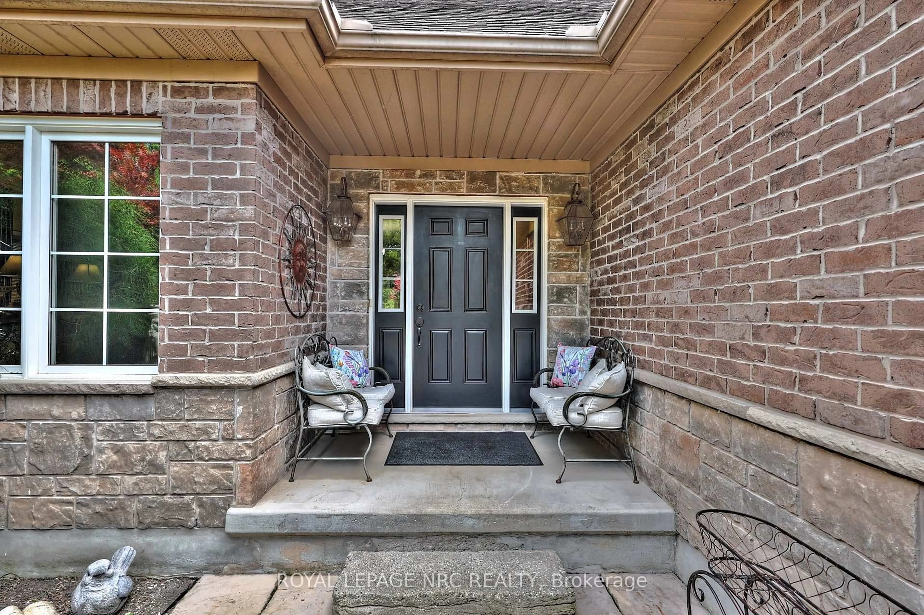 Indoor entryway for 18 Martha Crt, Pelham Ontario L0S 1C0