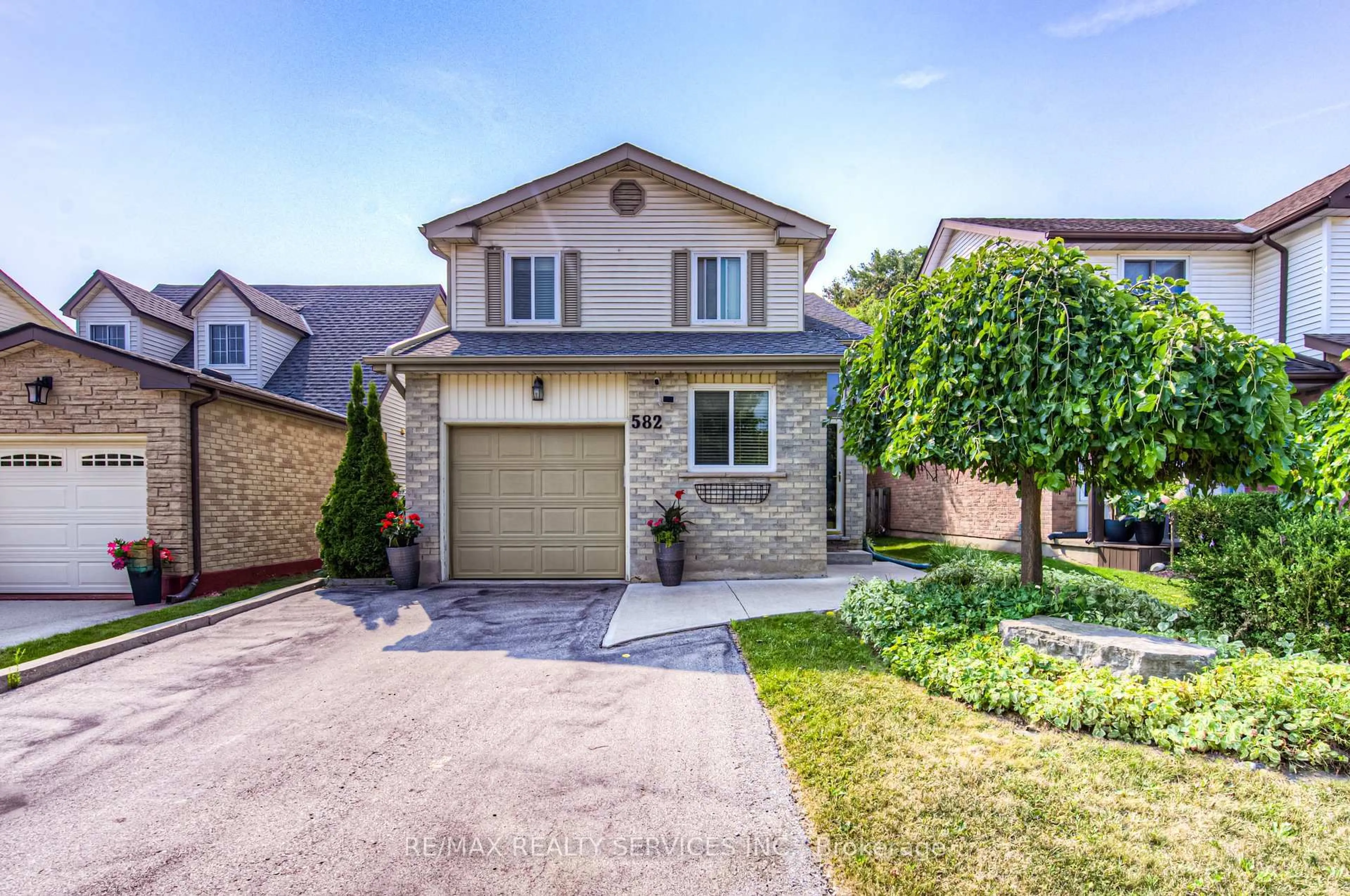 Home with brick exterior material, street for 582 Drummerhill Cres, Waterloo Ontario N2T 1G4