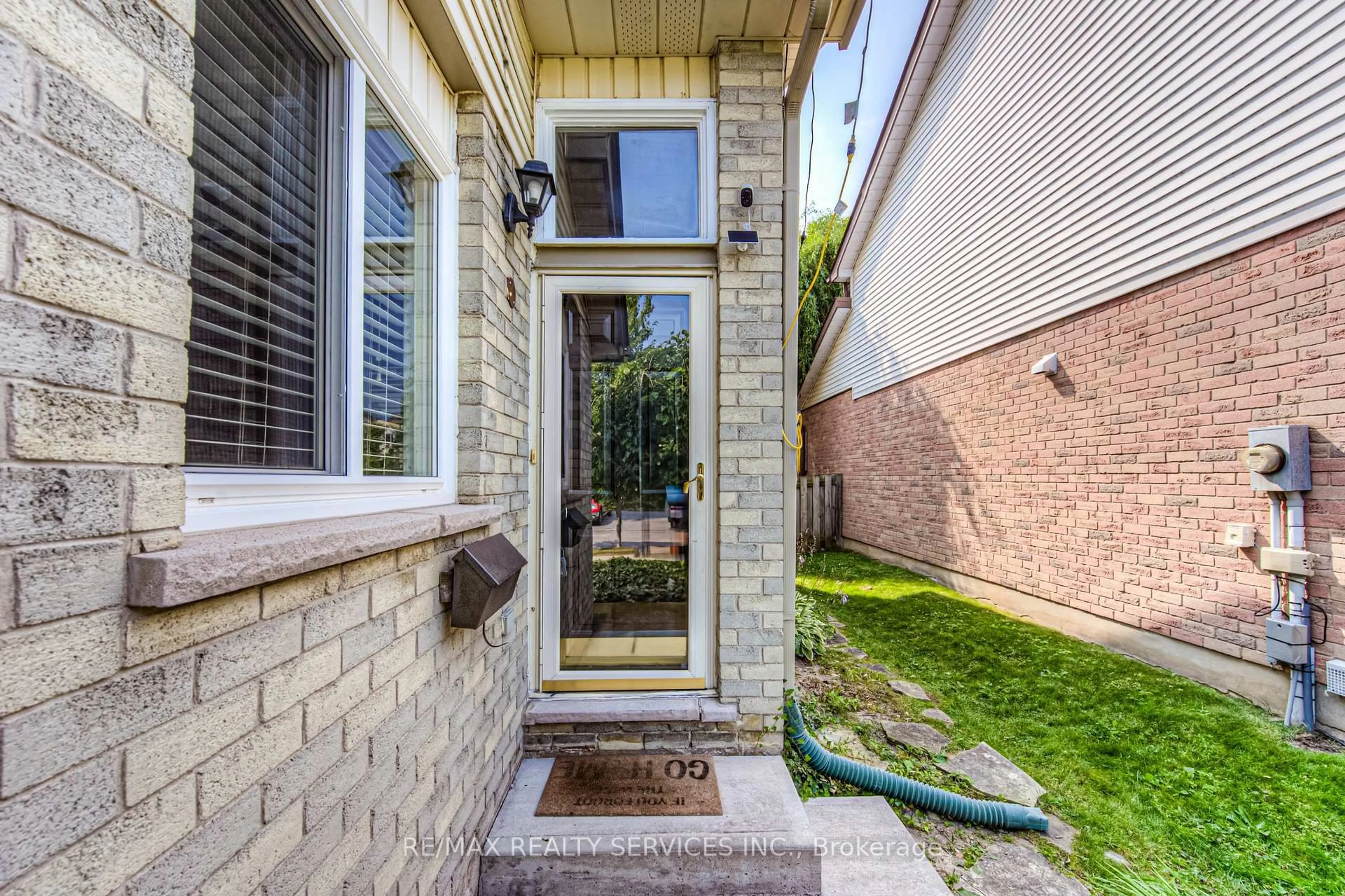 Home with brick exterior material, street for 582 Drummerhill Cres, Waterloo Ontario N2T 1G4
