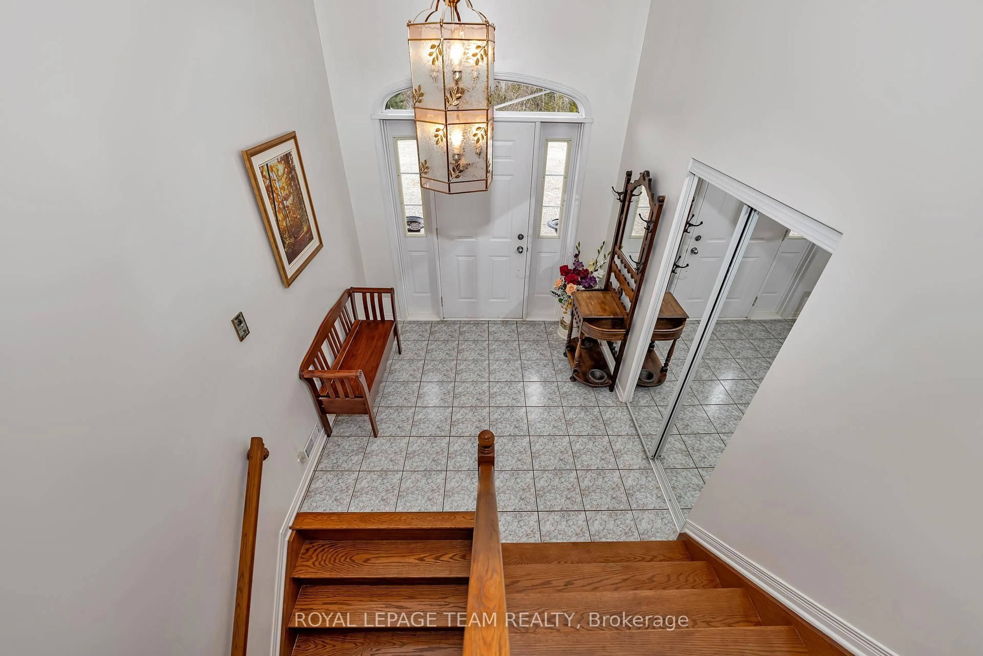Indoor foyer for 1961 Manotick Station Rd, Osgoode Ontario K0A 2W0
