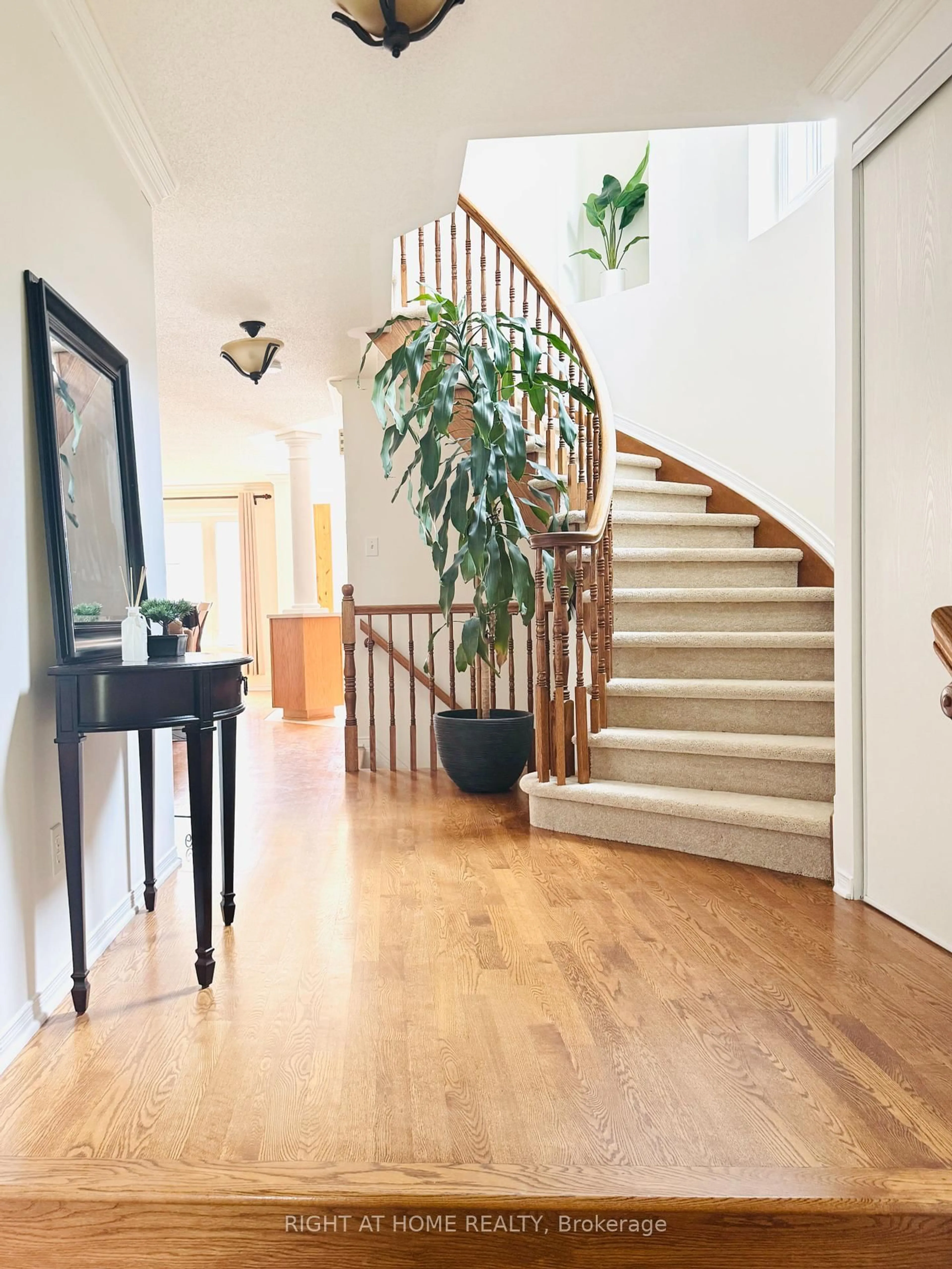 Indoor entryway for 77 Flowertree Cres, Ottawa Ontario K2M 2R7