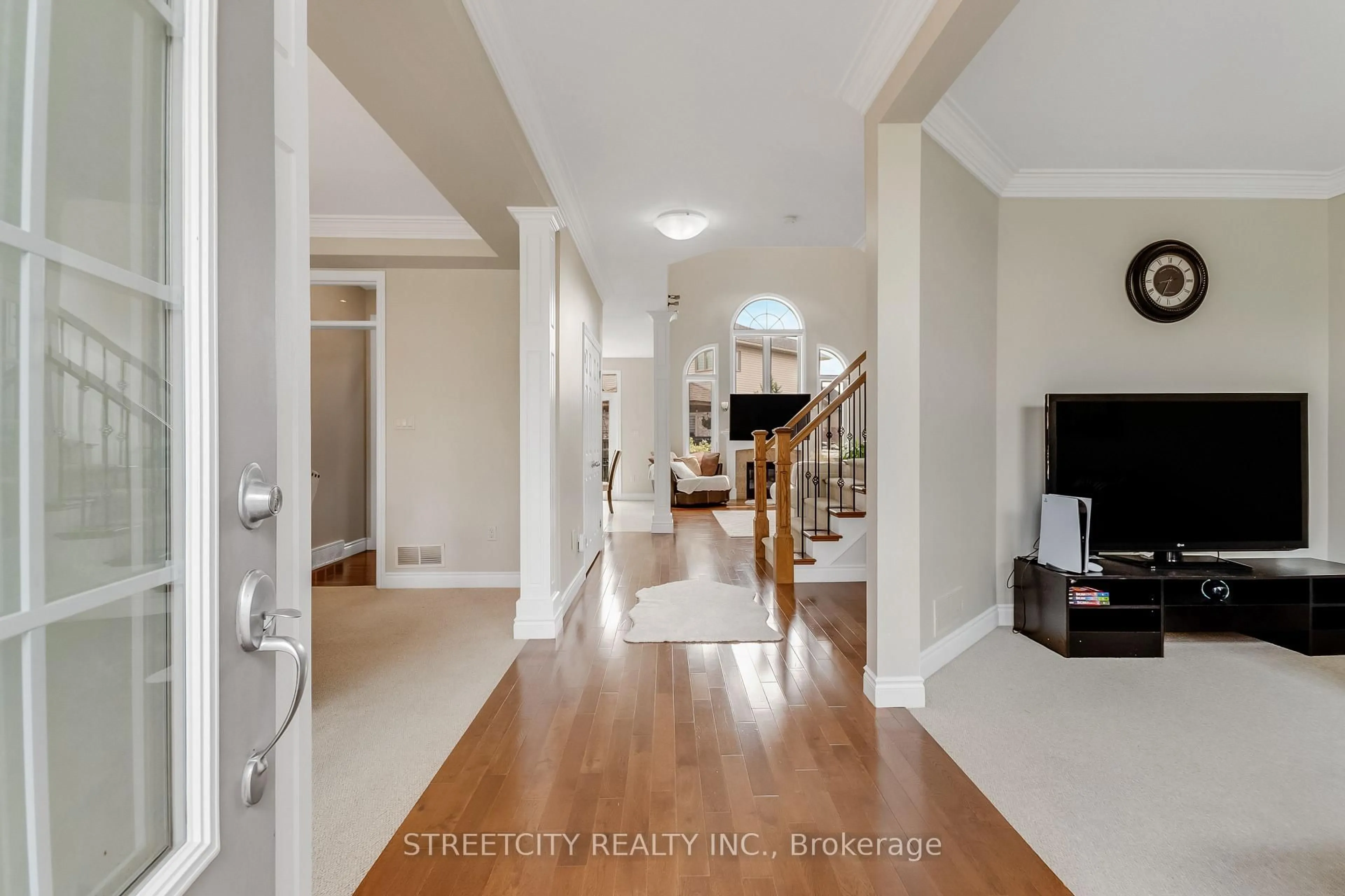 Indoor entryway for 357 South Carriage Way, London North Ontario N6G 0B2
