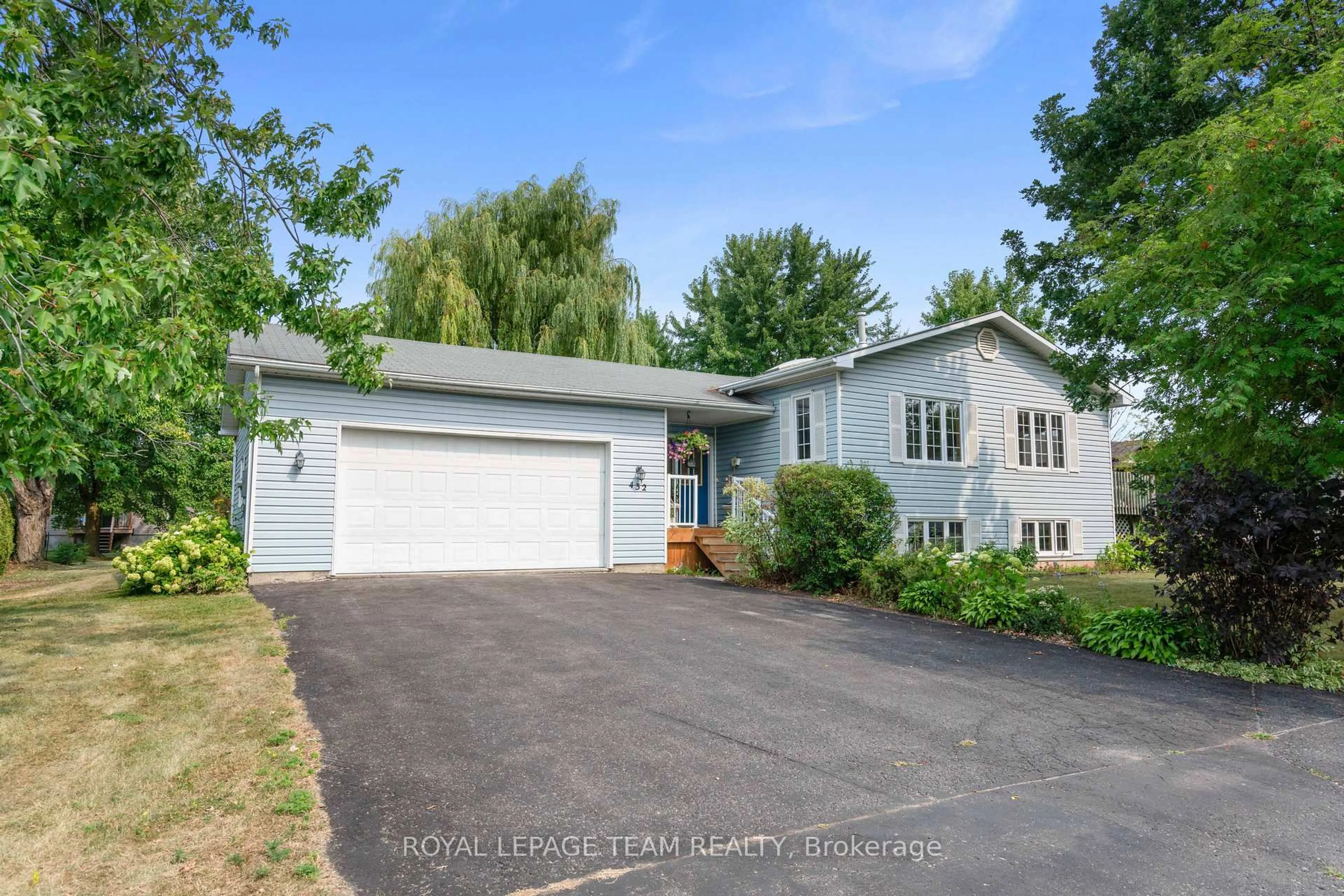 A pic from outside/outdoor area/front of a property/back of a property/a pic from drone, street for 432 Queen St, North Dundas Ontario K0C 2K0