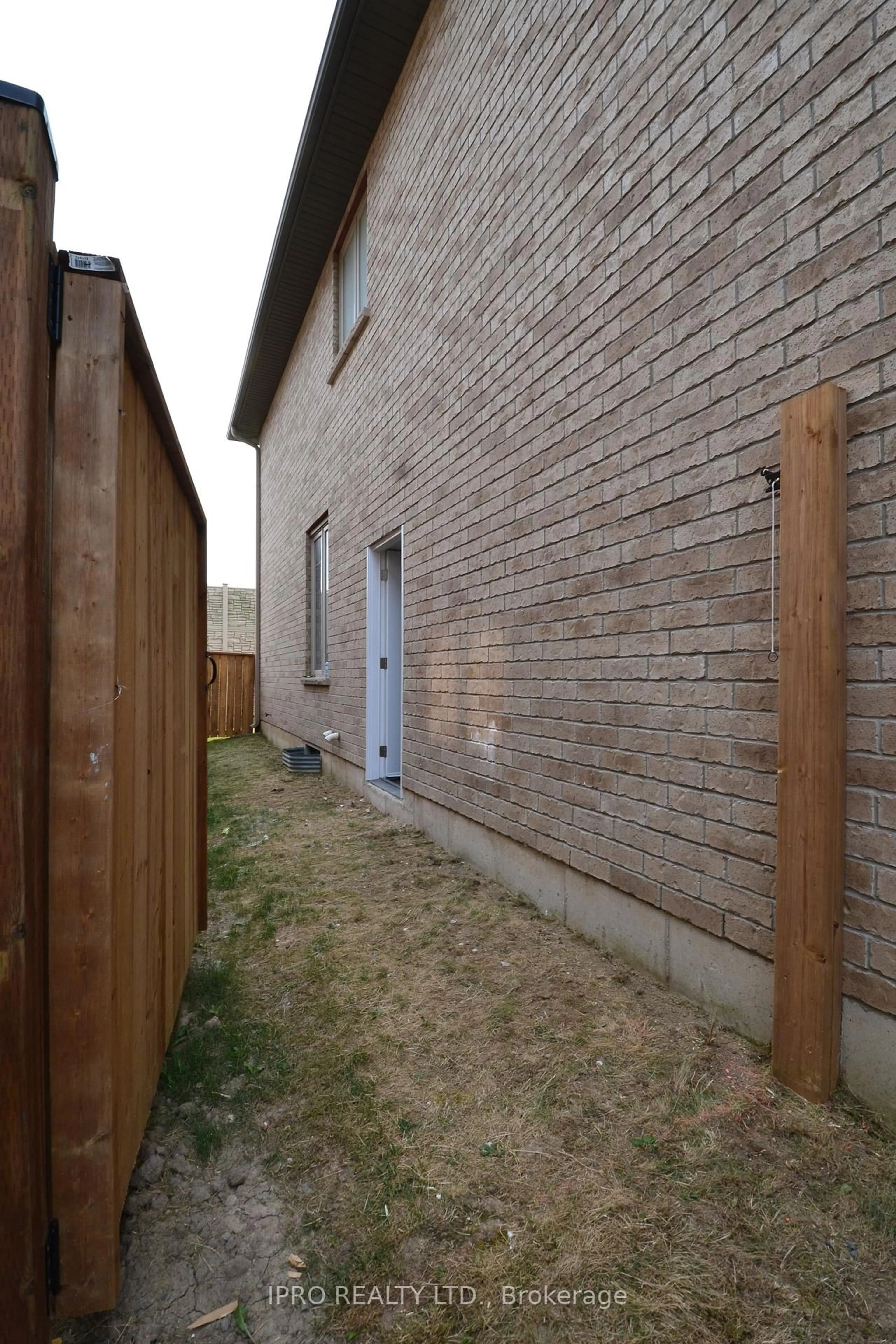 Home with brick exterior material, street for 98 Shoreview Pl #6, Hamilton Ontario L8E 0J4