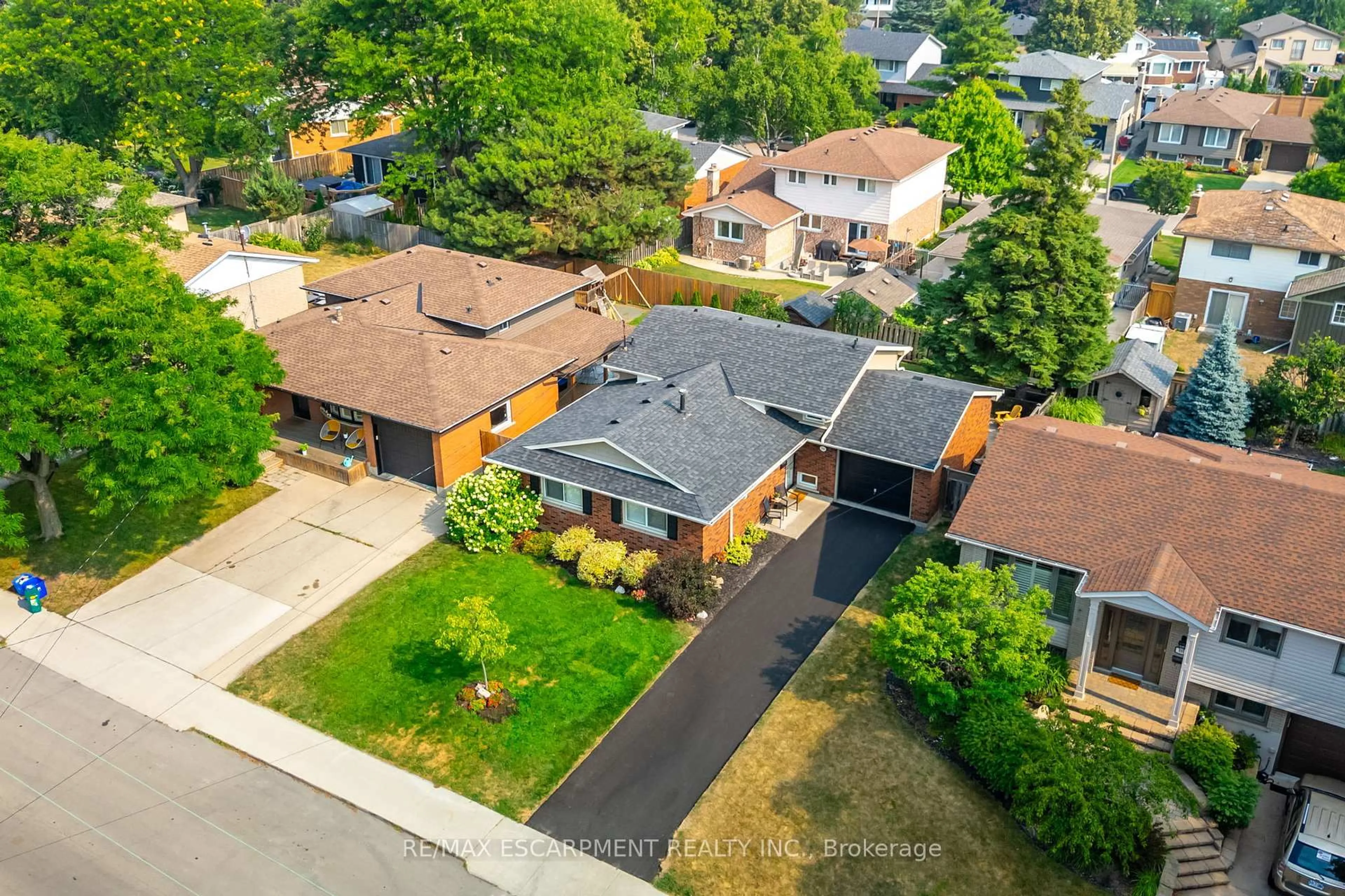 A pic from outside/outdoor area/front of a property/back of a property/a pic from drone, street for 198 San Pedro Dr, Hamilton Ontario L9C 2E1
