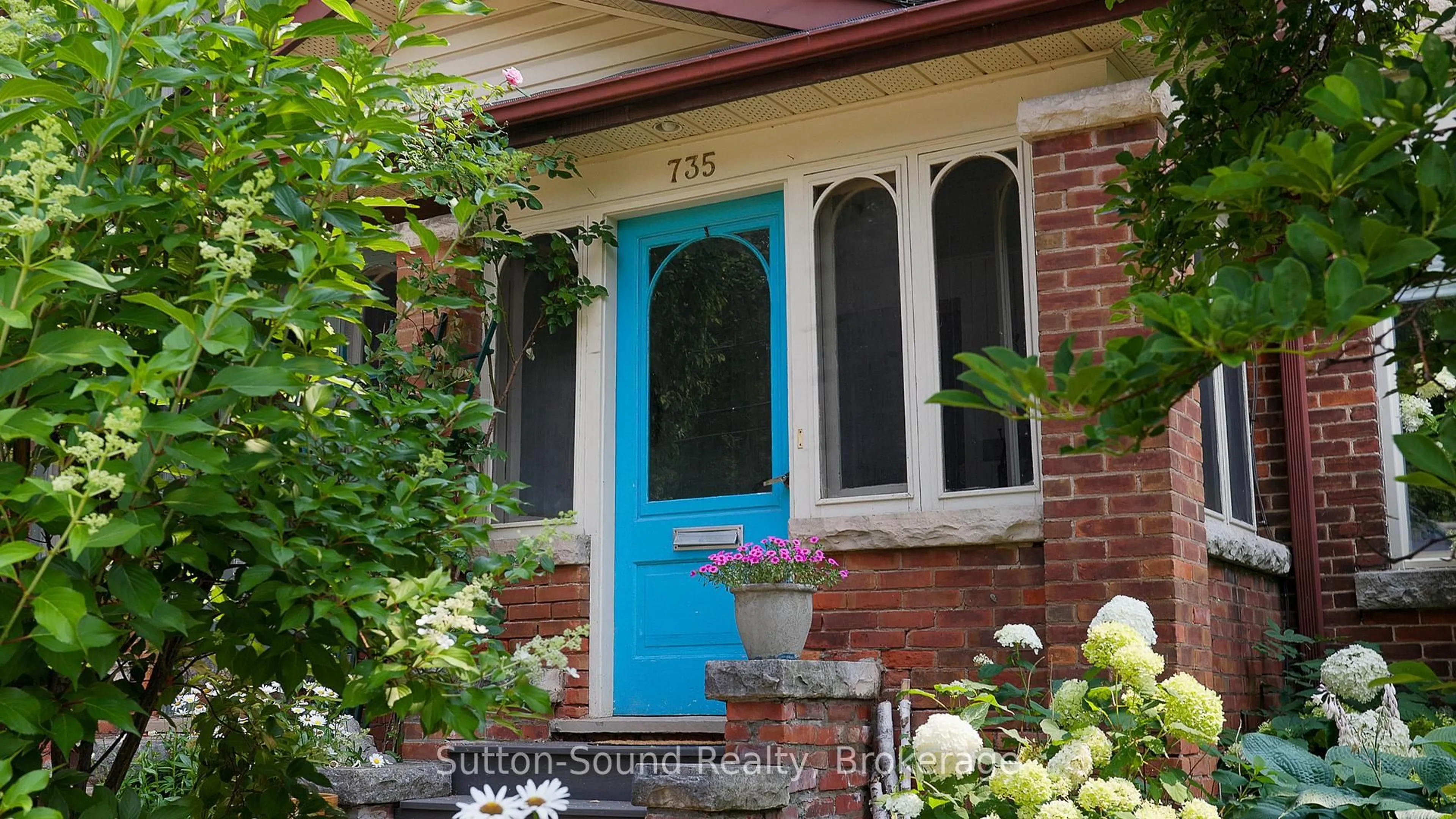 Indoor entryway for 735 4th Ave, Owen Sound Ontario N4K 2N5