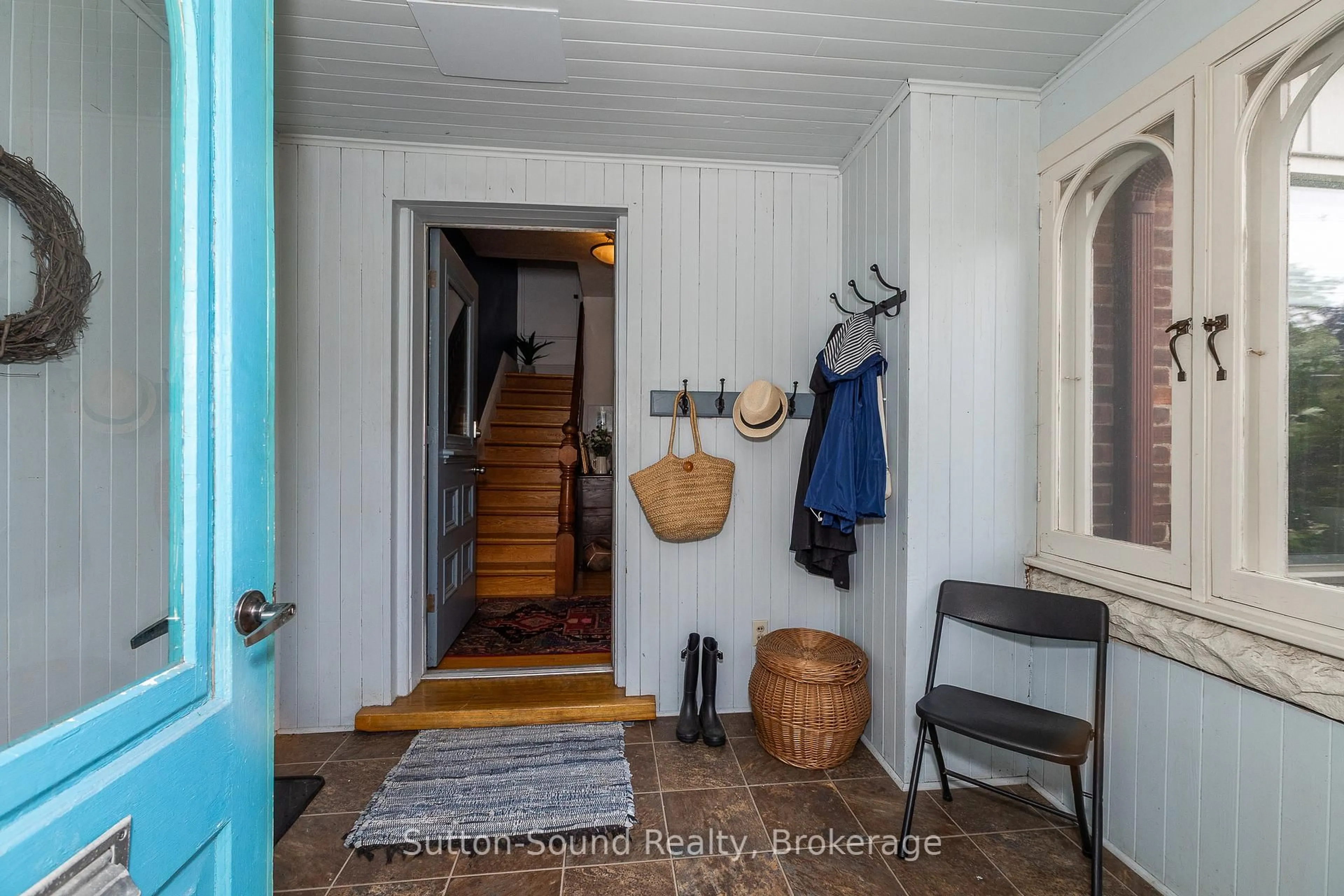 Indoor entryway for 735 4th Ave, Owen Sound Ontario N4K 2N5