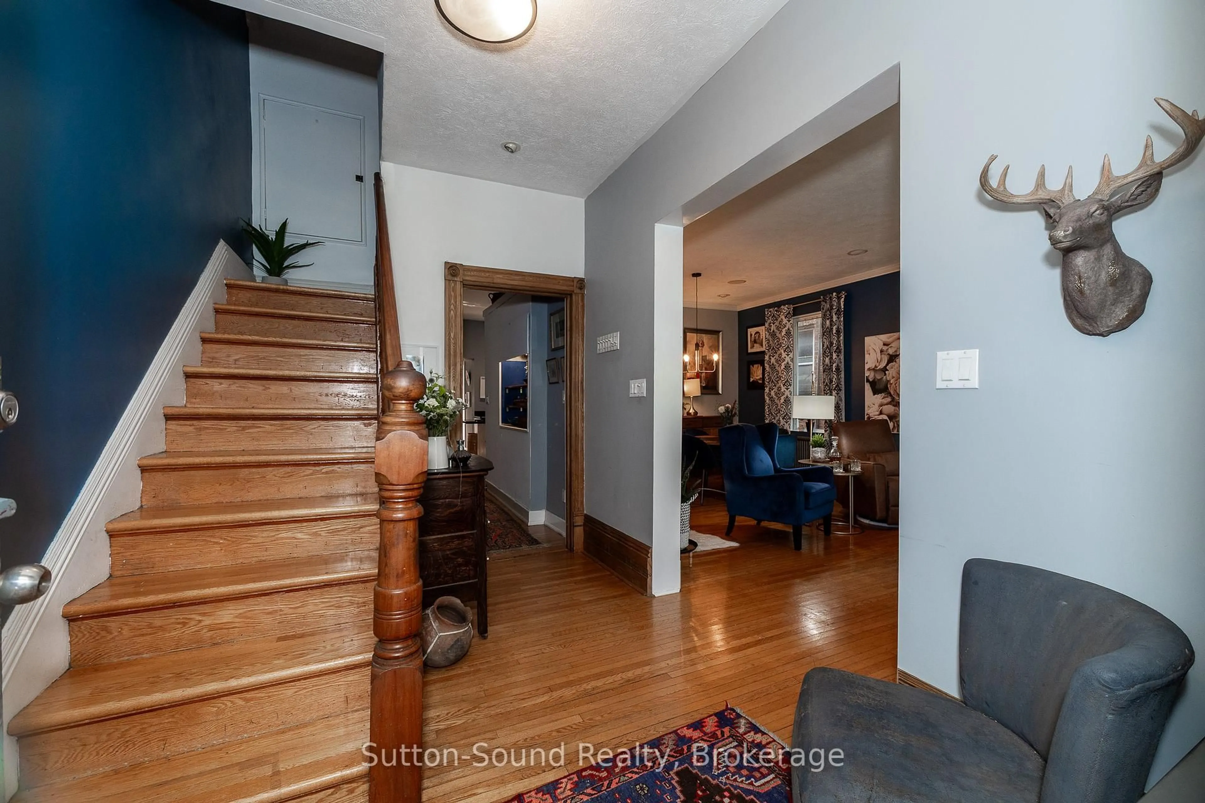 Indoor foyer for 735 4th Ave, Owen Sound Ontario N4K 2N5