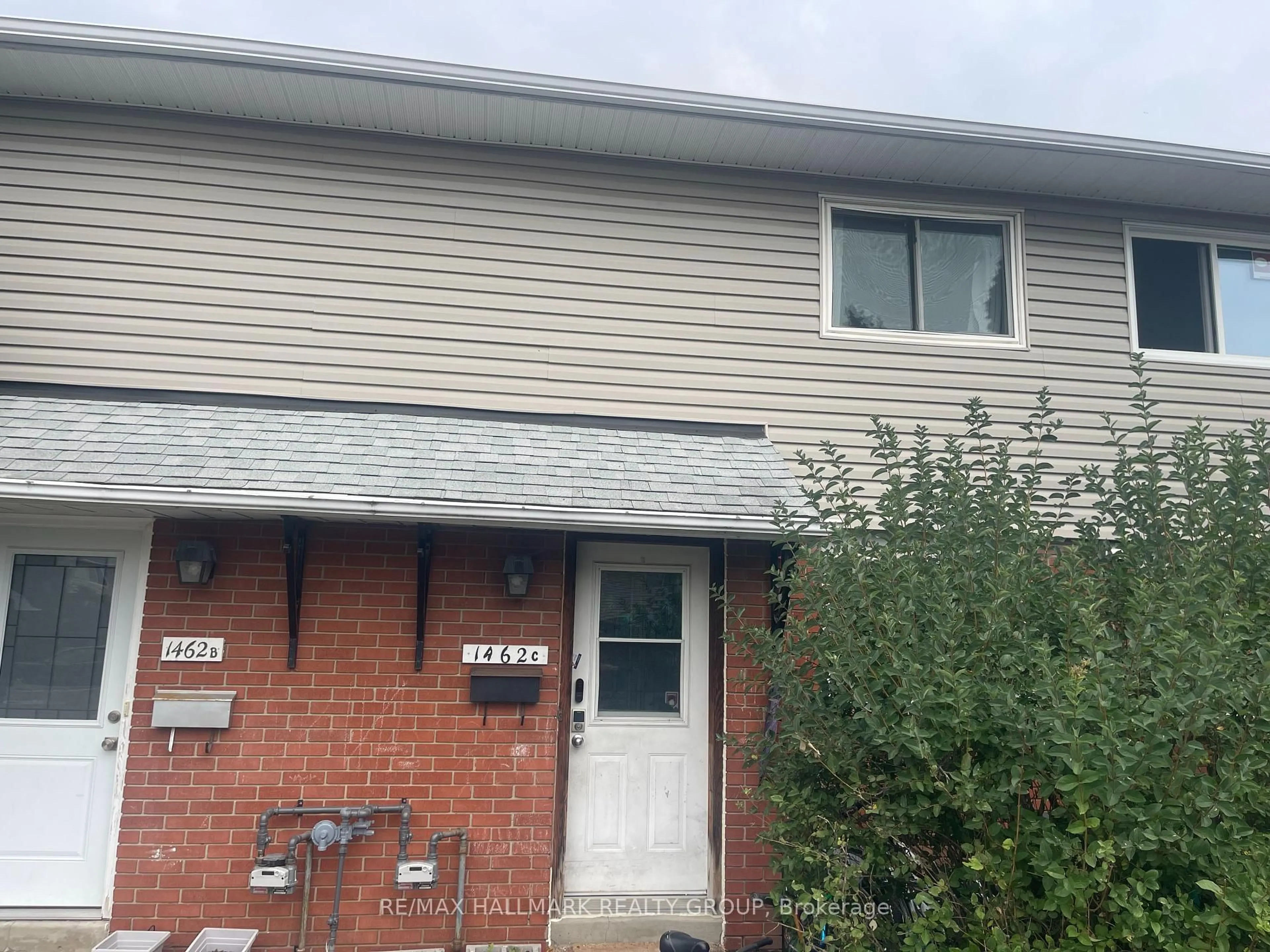 Home with vinyl exterior material, street for 1462 Heatherington Rd #C, Ottawa Ontario K1V 6S1