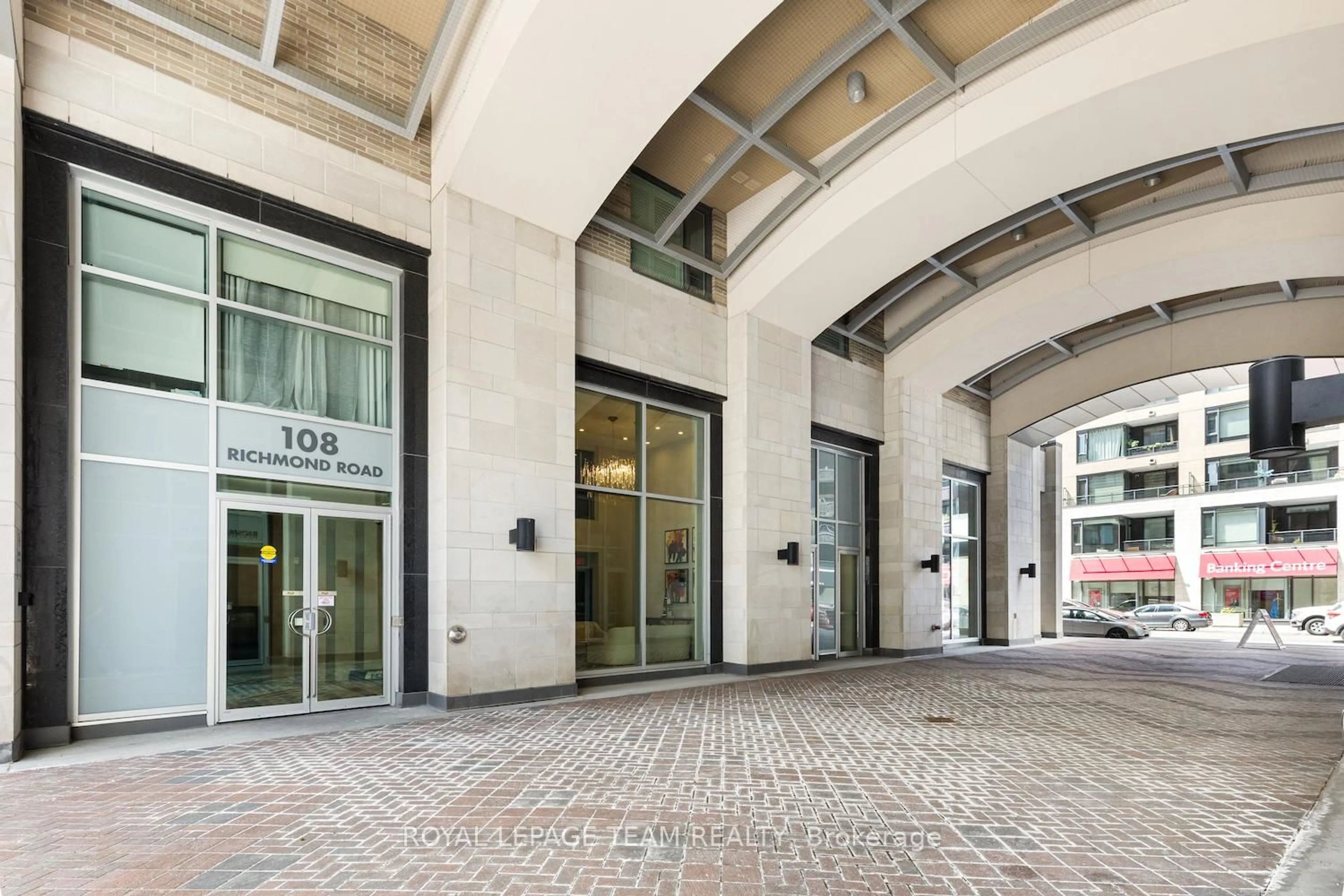 Indoor foyer for 108 Richmond Rd #502, Ottawa Ontario K1Z 0B3