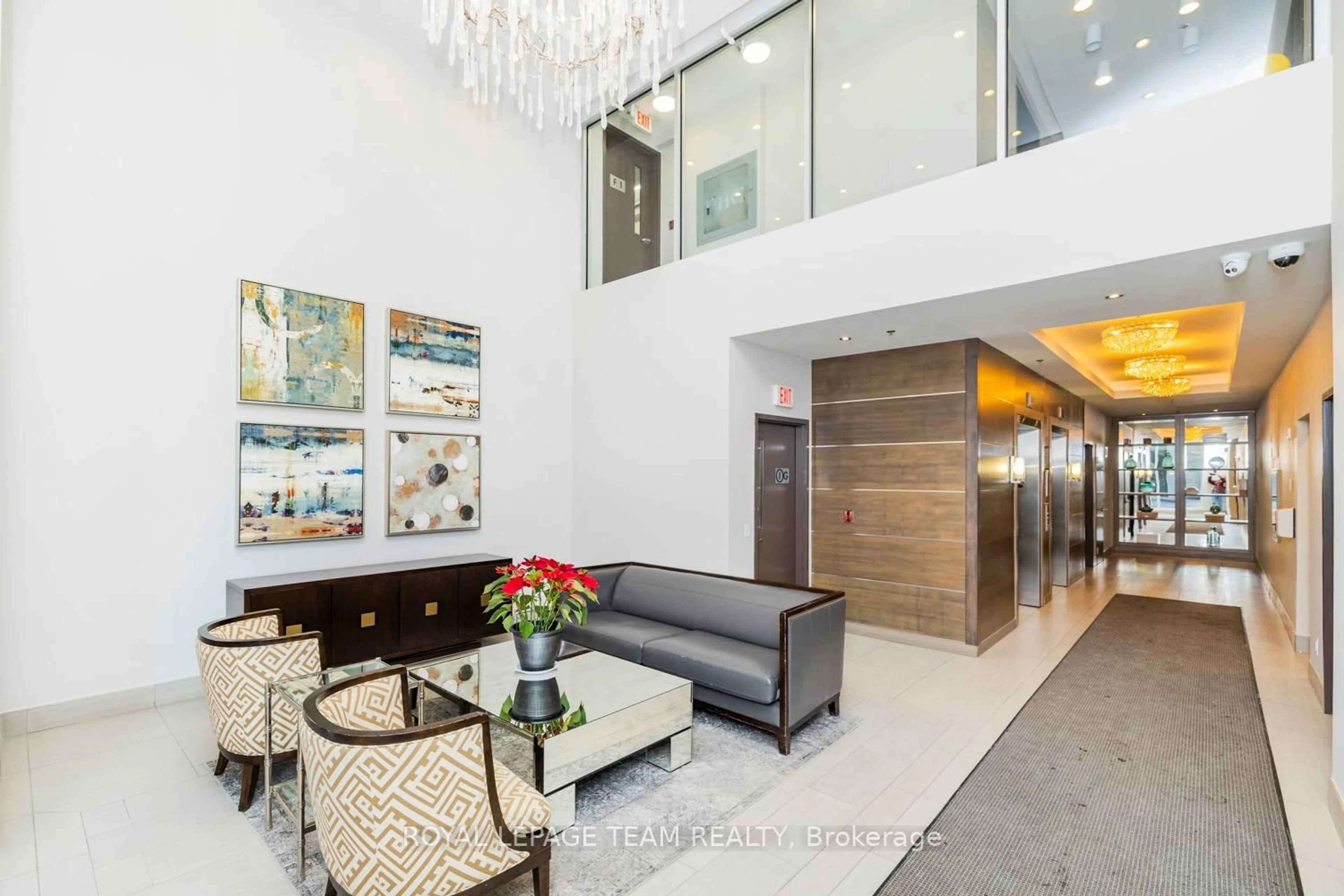 Indoor foyer for 108 Richmond Rd #502, Ottawa Ontario K1Z 0B3
