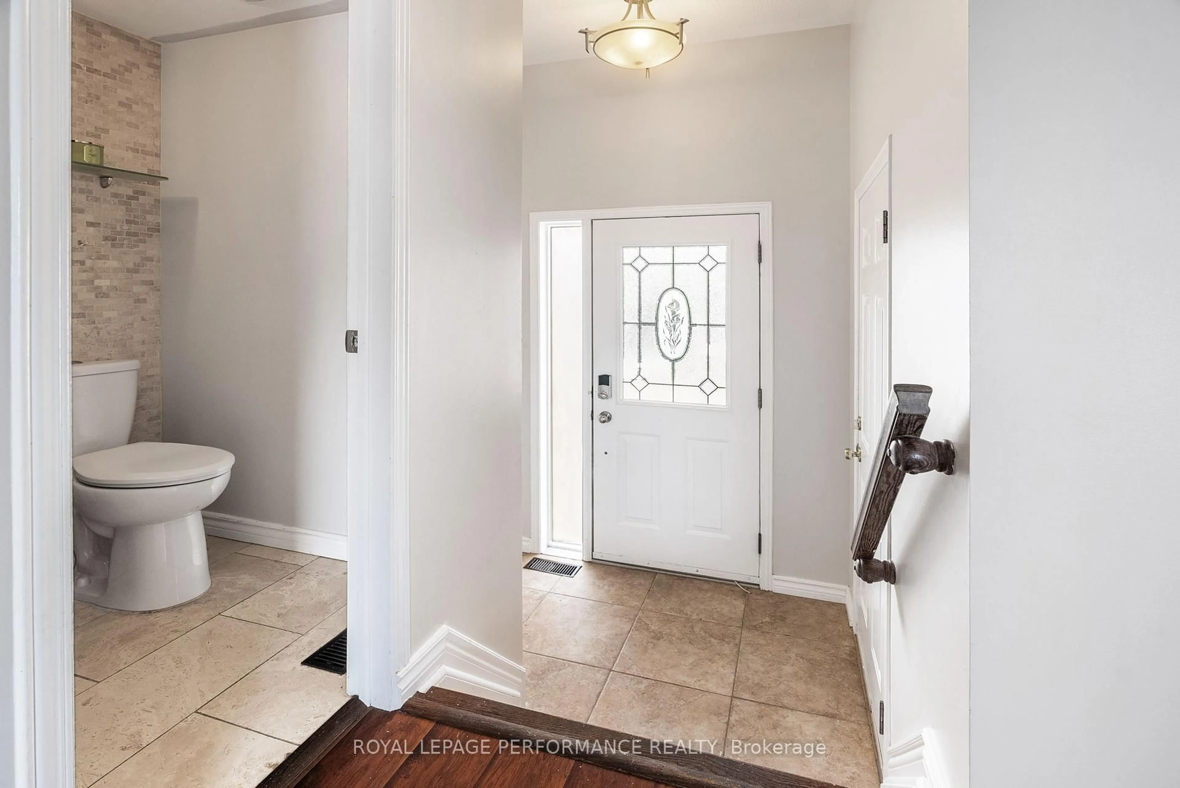 Indoor entryway for 1631 Greywood Dr, Ottawa Ontario K1C 7L9
