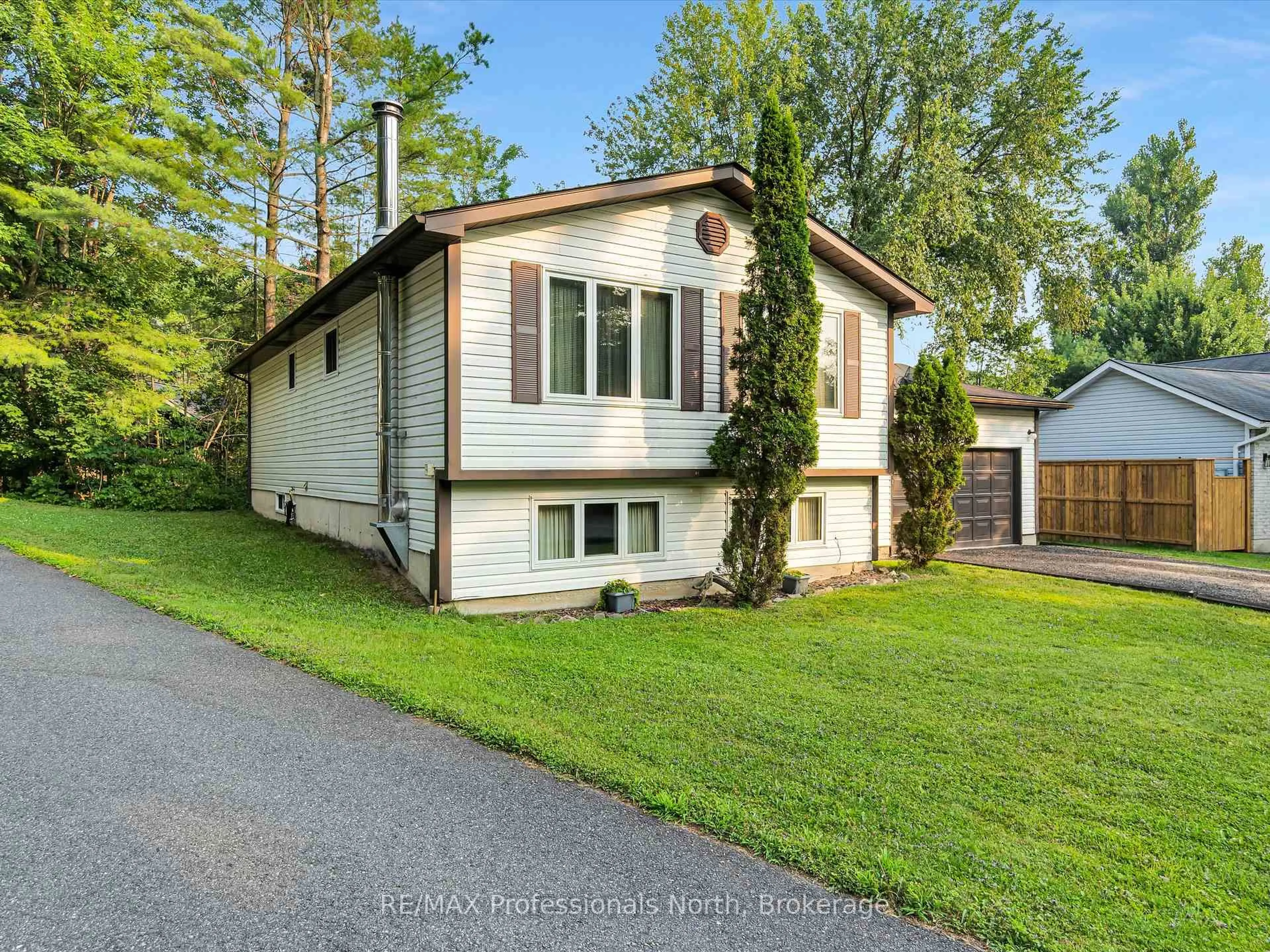 Home with vinyl exterior material, unknown for 14 Duke St, Muskoka Lakes Ontario P0B 1J0