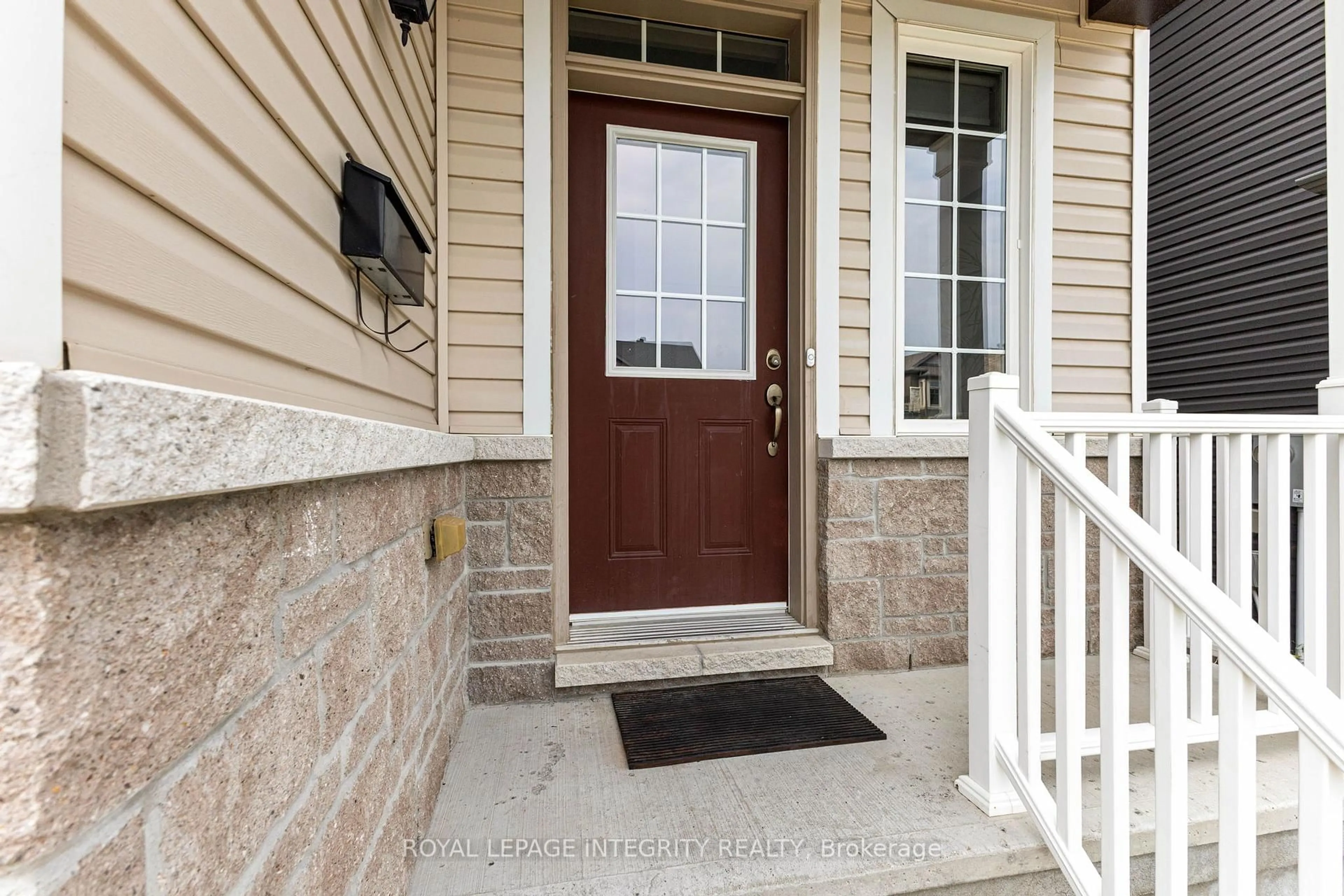 Indoor entryway for 338 Haliburton Hts, Ottawa Ontario K2V 0G1