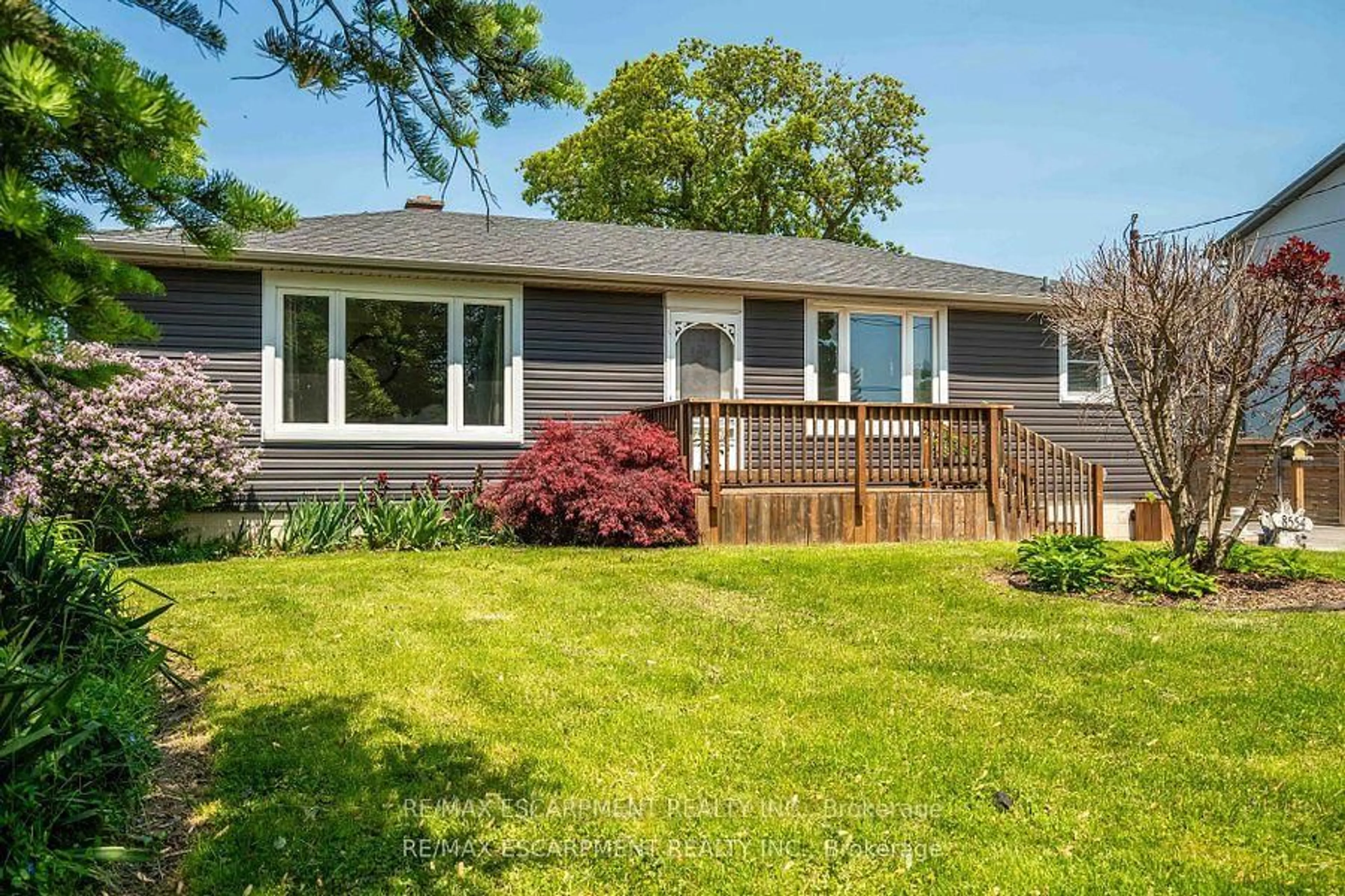 Home with vinyl exterior material, water/lake/river/ocean view for 8554 HALDIBROOK Rd, Hamilton Ontario N3W 2G8