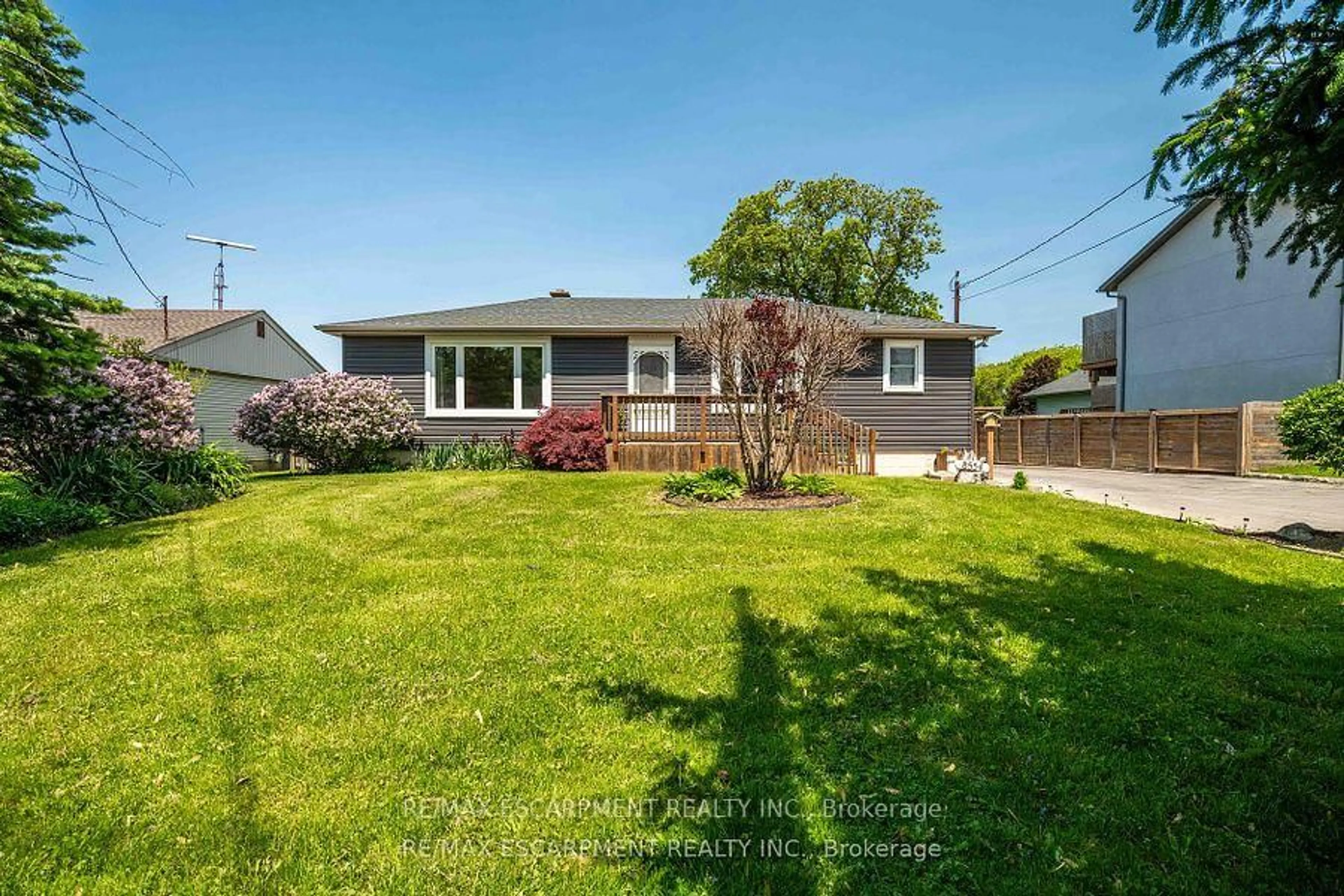 A pic from outside/outdoor area/front of a property/back of a property/a pic from drone, street for 8554 HALDIBROOK Rd, Hamilton Ontario N3W 2G8