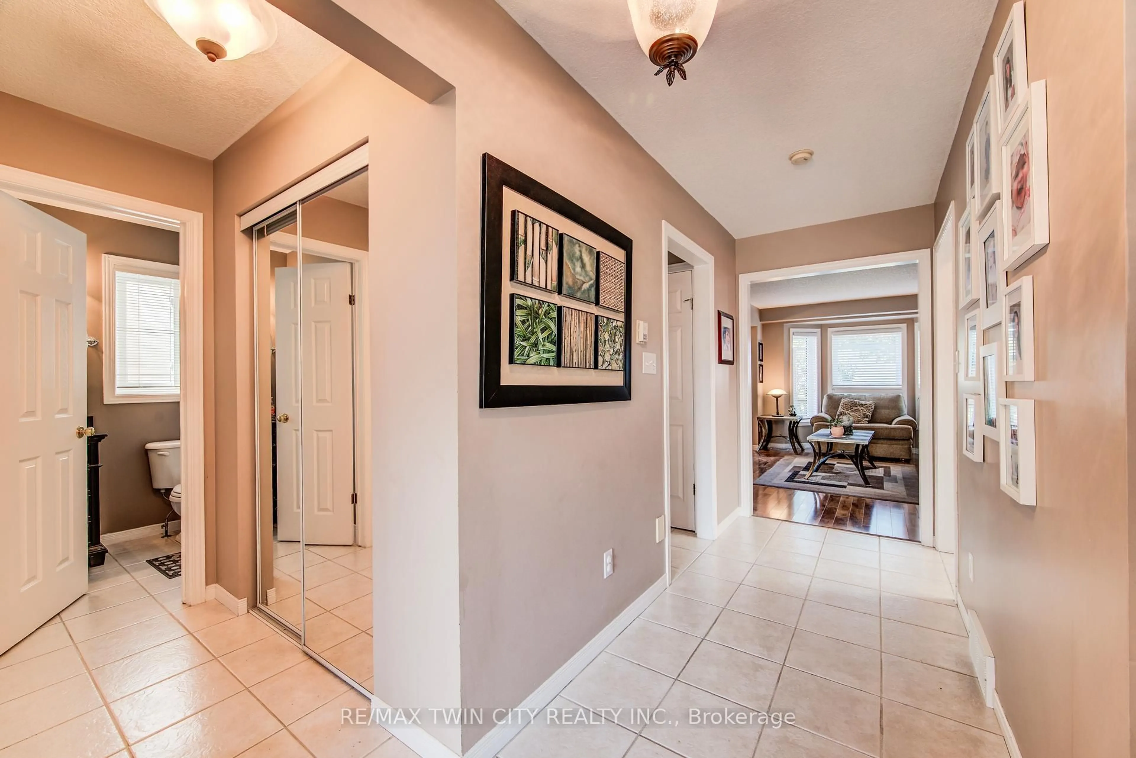 Indoor entryway for 272 Gatehouse Dr, Cambridge Ontario N1P 1E6