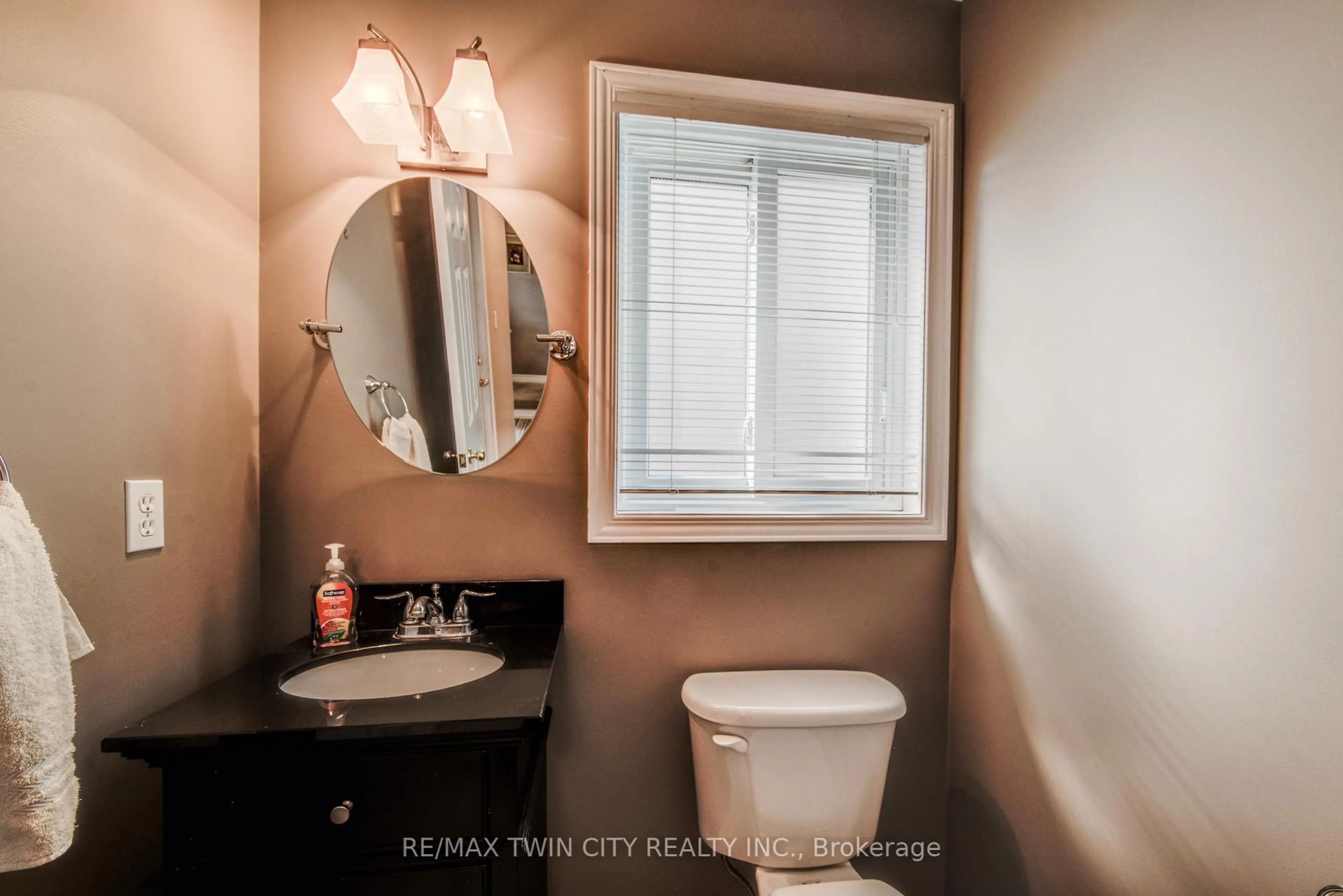 Standard bathroom, ceramic/tile floor for 272 Gatehouse Dr, Cambridge Ontario N1P 1E6