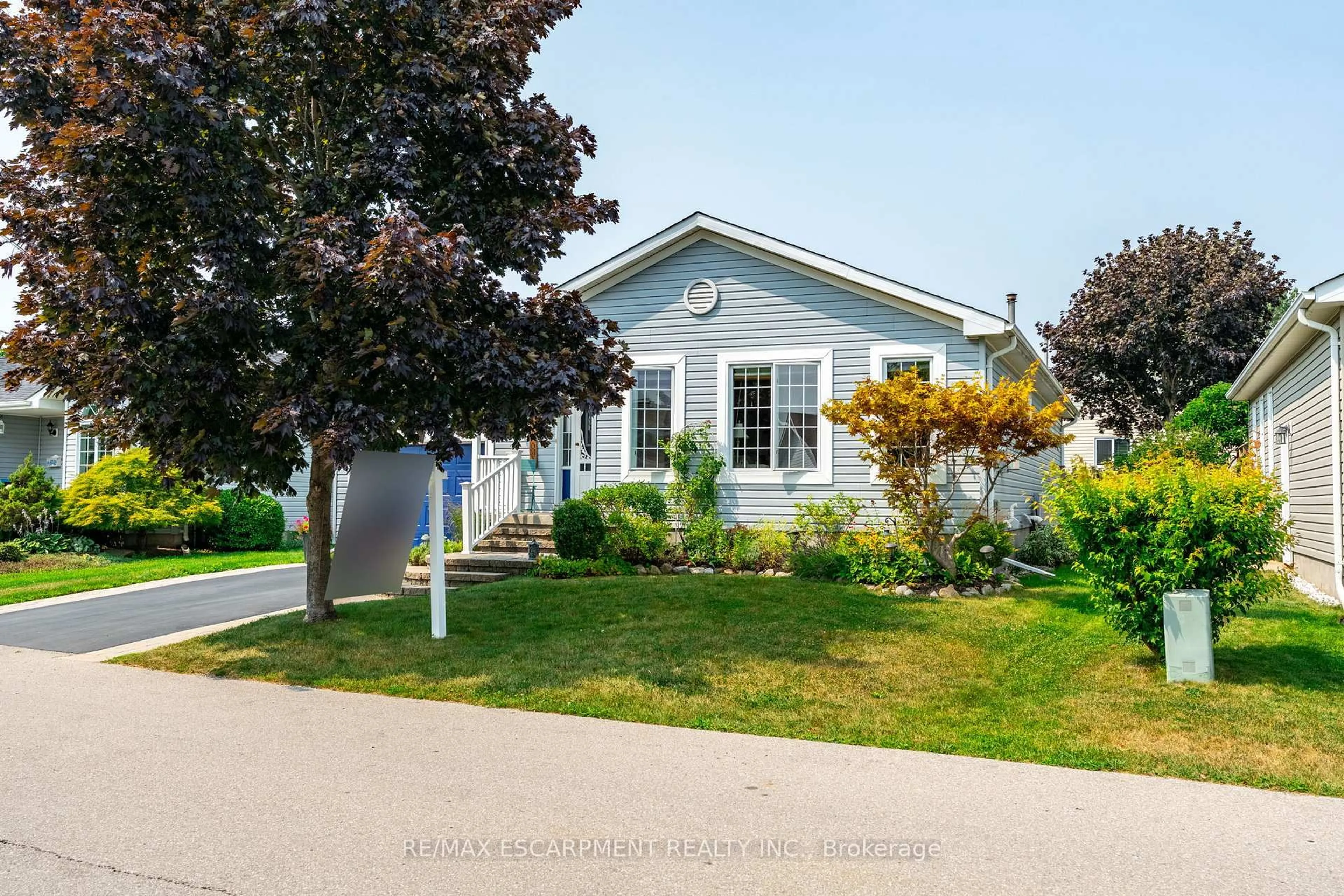 Home with vinyl exterior material, street for 136 GLENARIFF Dr, Hamilton Ontario L8B 1A5