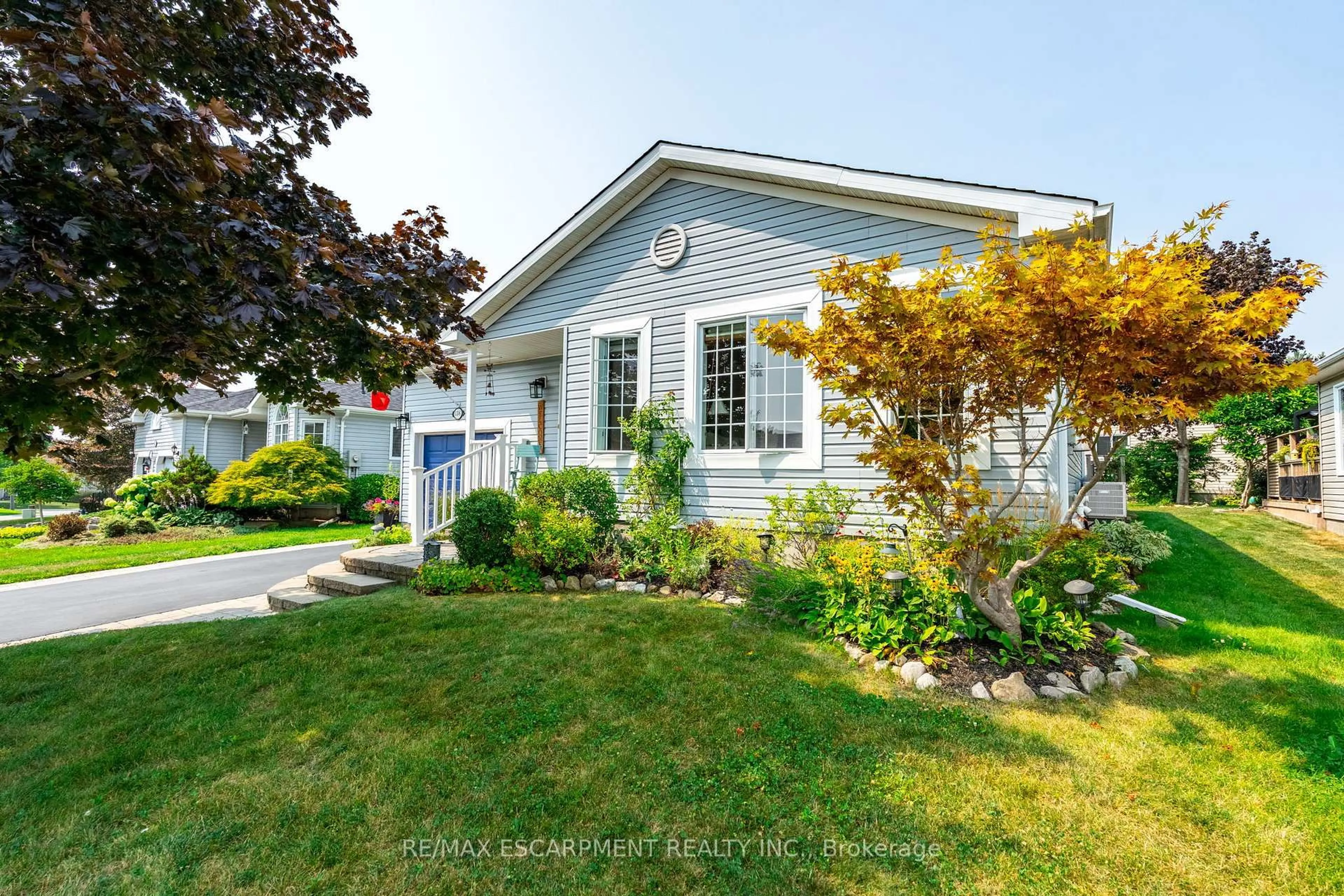 Home with vinyl exterior material, street for 136 GLENARIFF Dr, Hamilton Ontario L8B 1A5