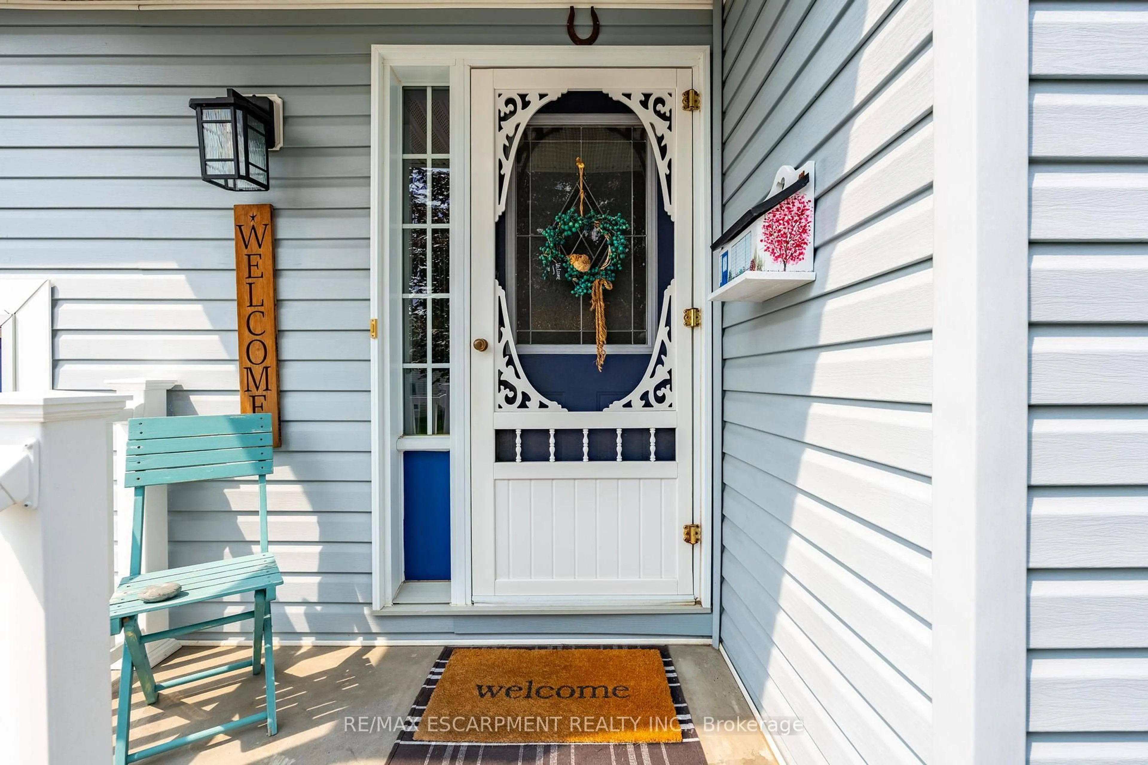 Indoor entryway for 136 GLENARIFF Dr, Hamilton Ontario L8B 1A5
