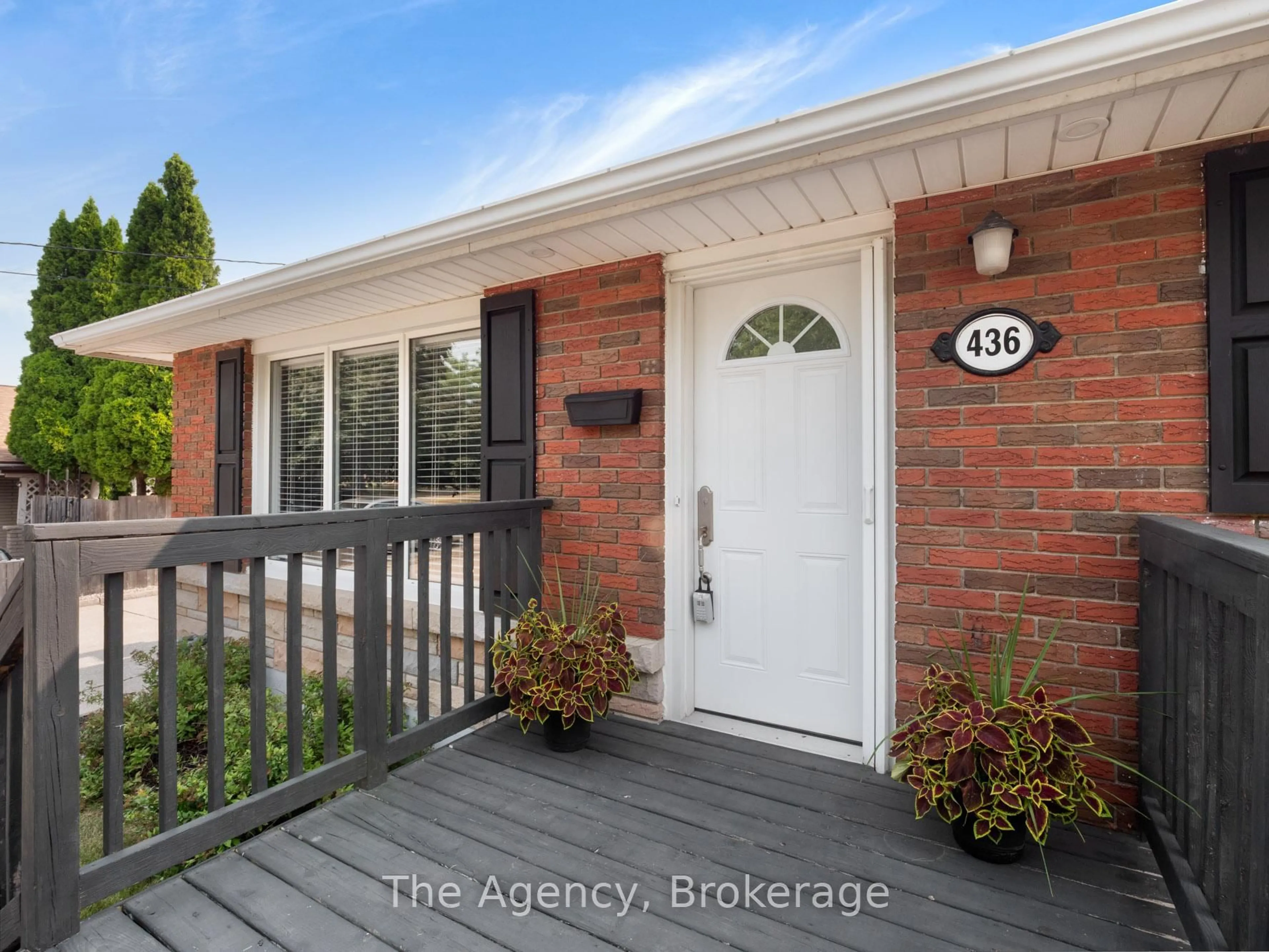 Indoor entryway for 436 Bunting Rd, St. Catharines Ontario L2M 3Z4