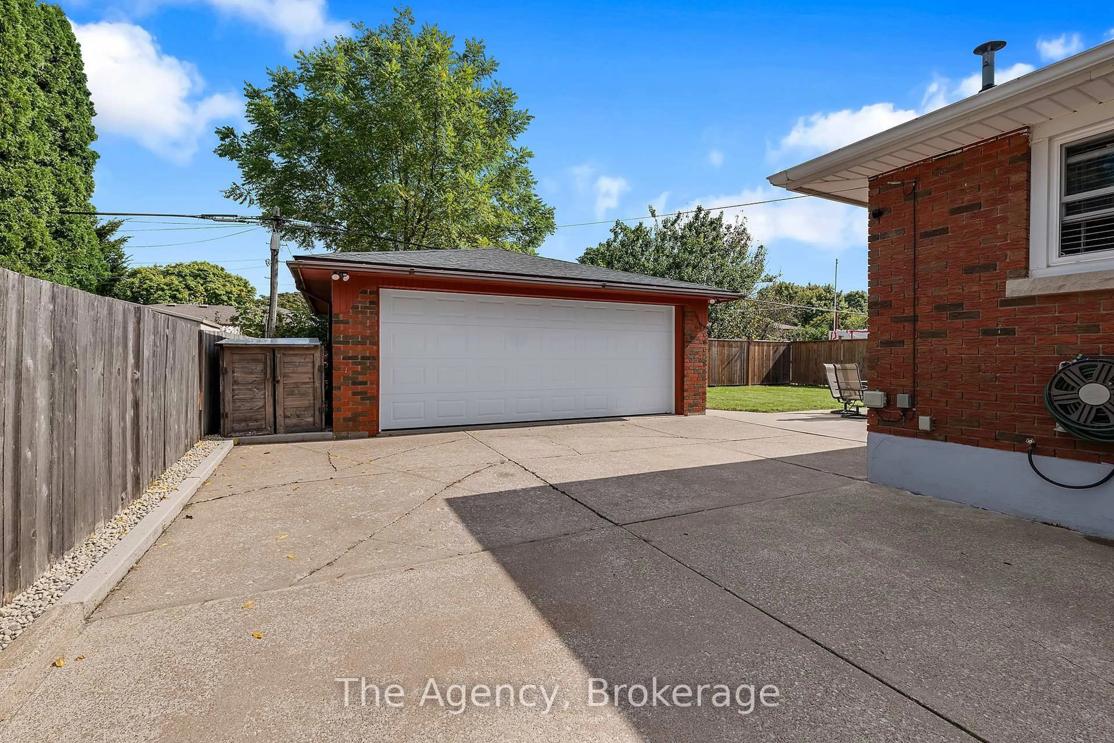 A pic from outside/outdoor area/front of a property/back of a property/a pic from drone, street for 436 Bunting Rd, St. Catharines Ontario L2M 3Z4